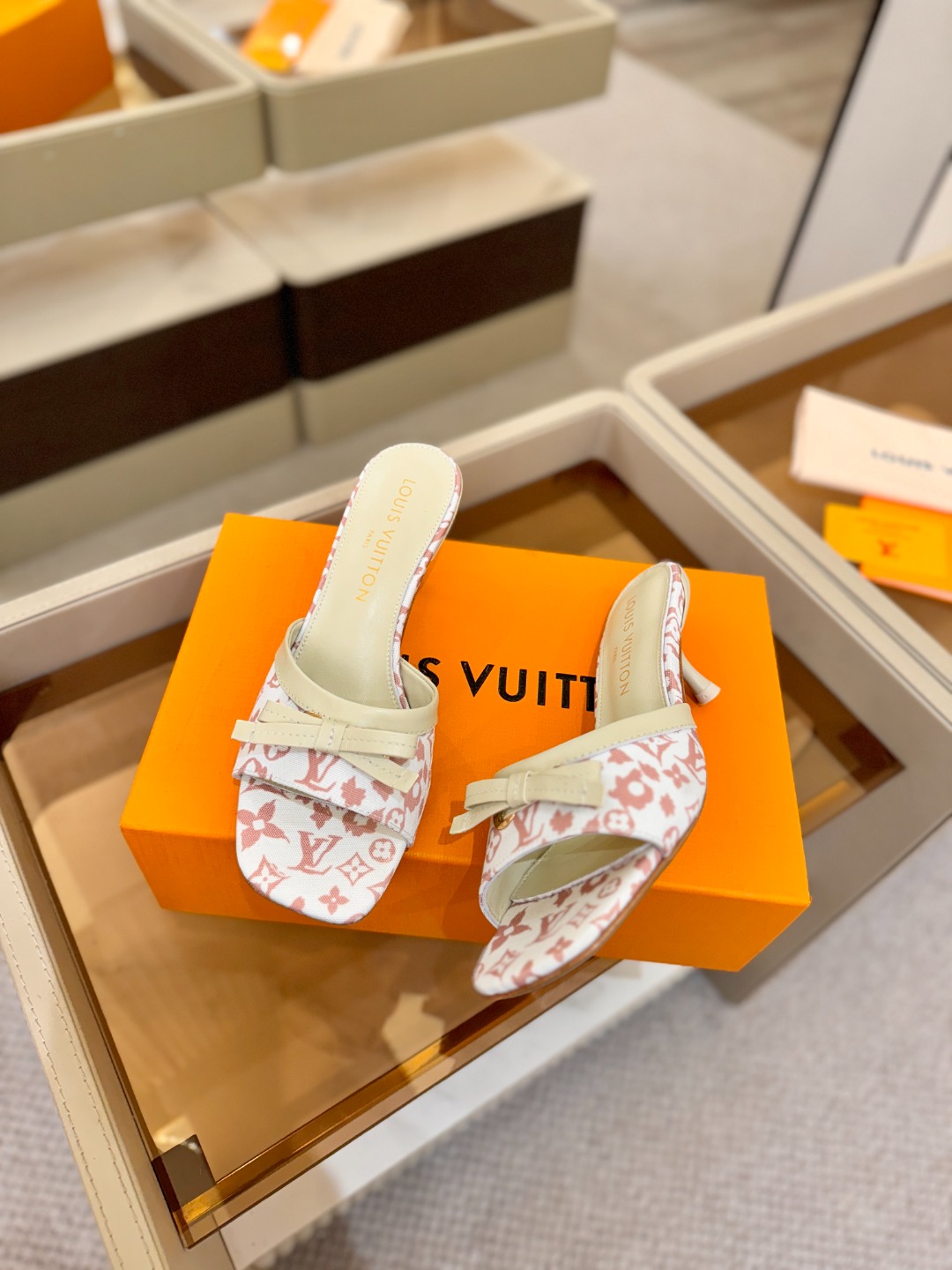 【代购级】、Louis Vuitton 官网春夏系列！完美楦型、中跟拖鞋🆕、官网同步更新Lv五金 “lo