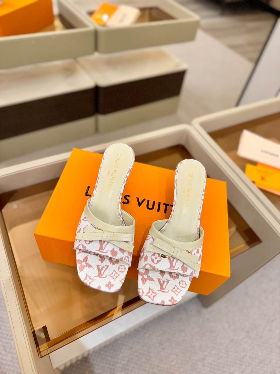 【代购级】、Louis Vuitton 官网春夏系列！完美楦型、中跟拖鞋🆕、官网同步更新Lv五金 “lo