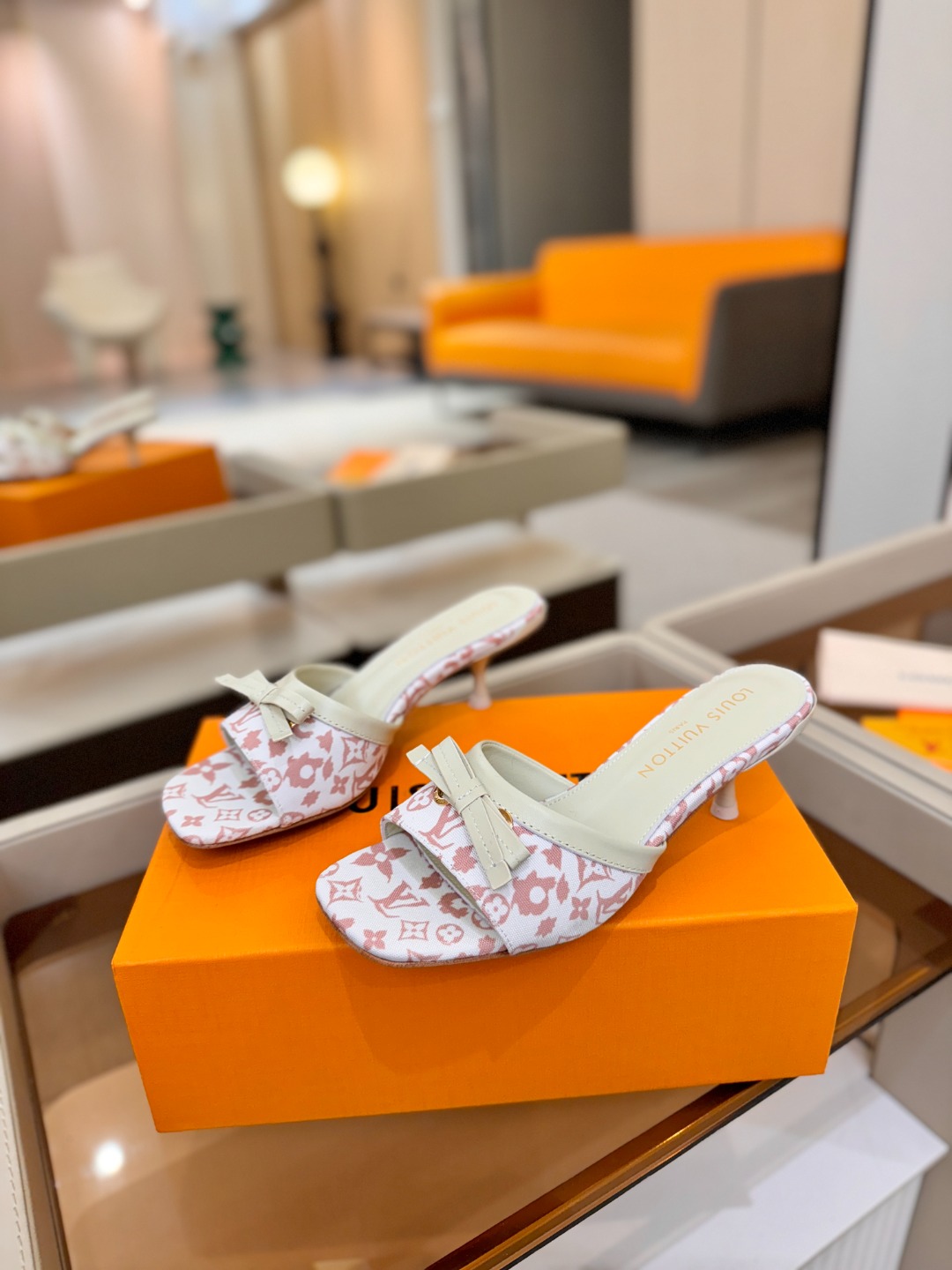 【代购级】、Louis Vuitton 官网春夏系列！完美楦型、中跟拖鞋🆕、官网同步更新Lv五金 “lo