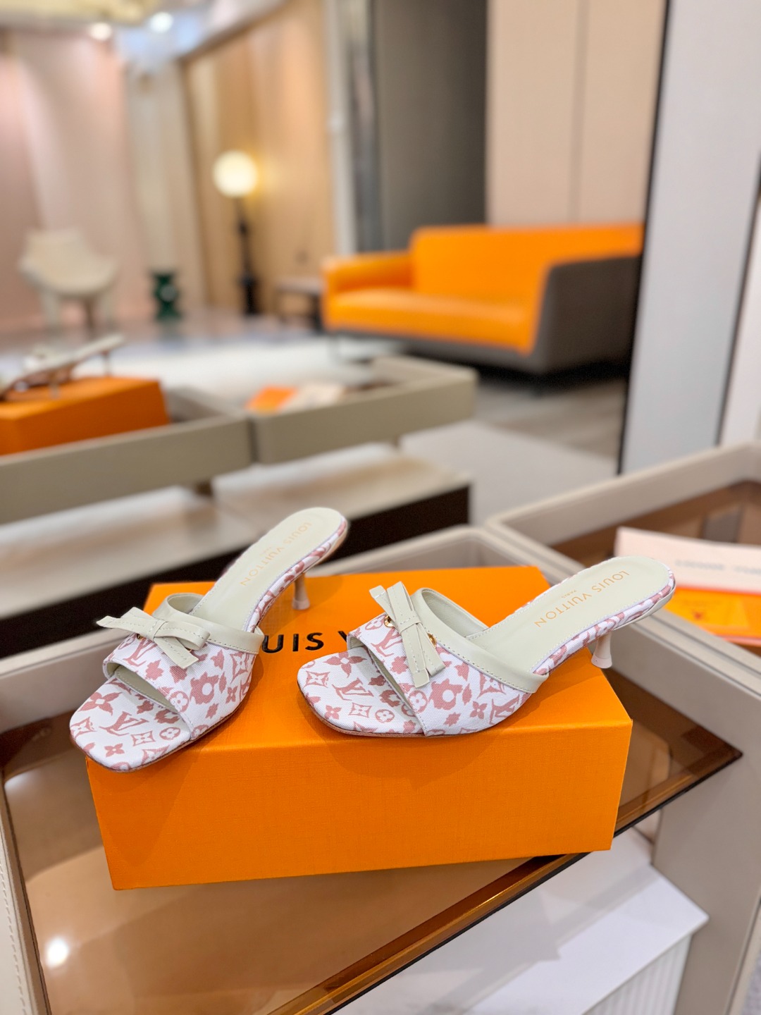 【代购级】、Louis Vuitton 官网春夏系列！完美楦型、中跟拖鞋🆕、官网同步更新Lv五金 “lo