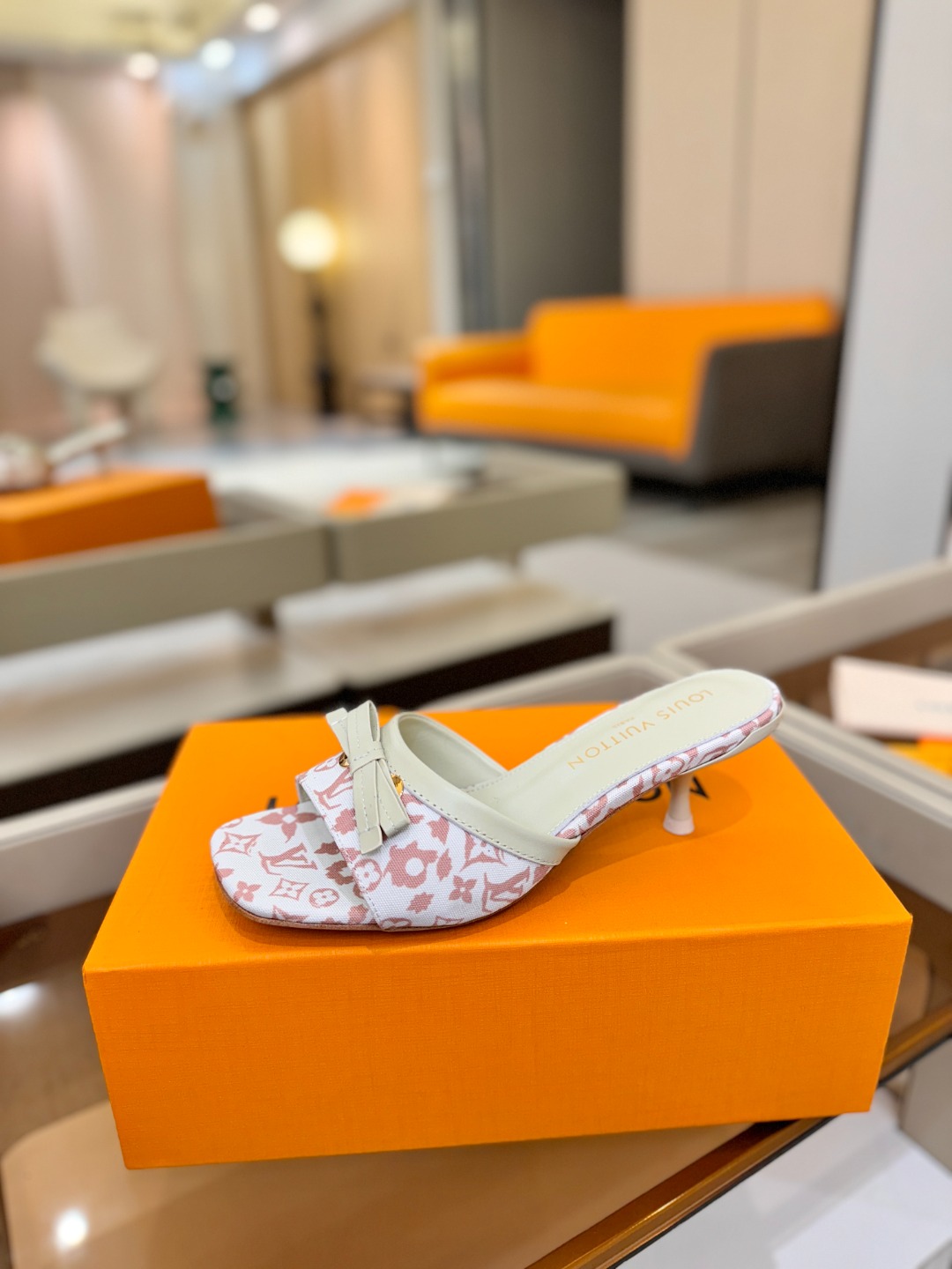 【代购级】、Louis Vuitton 官网春夏系列！完美楦型、中跟拖鞋🆕、官网同步更新Lv五金 “lo