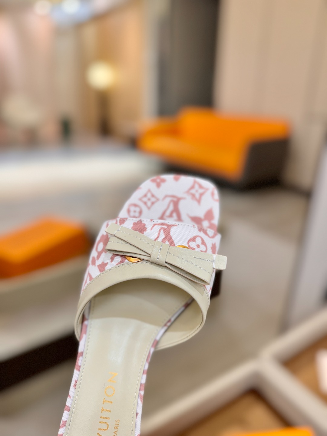 【代购级】、Louis Vuitton 官网春夏系列！完美楦型、中跟拖鞋🆕、官网同步更新Lv五金 “lo