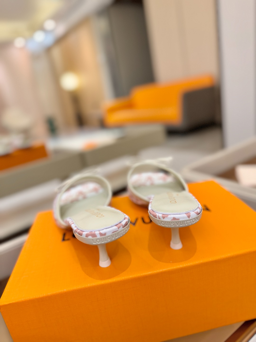 【代购级】、Louis Vuitton 官网春夏系列！完美楦型、中跟拖鞋🆕、官网同步更新Lv五金 “lo