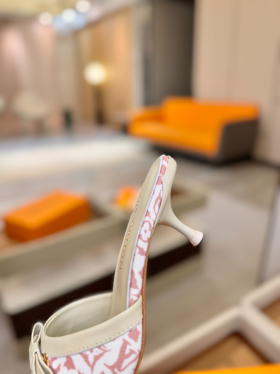 【代购级】、Louis Vuitton 官网春夏系列！完美楦型、中跟拖鞋🆕、官网同步更新Lv五金 “lo