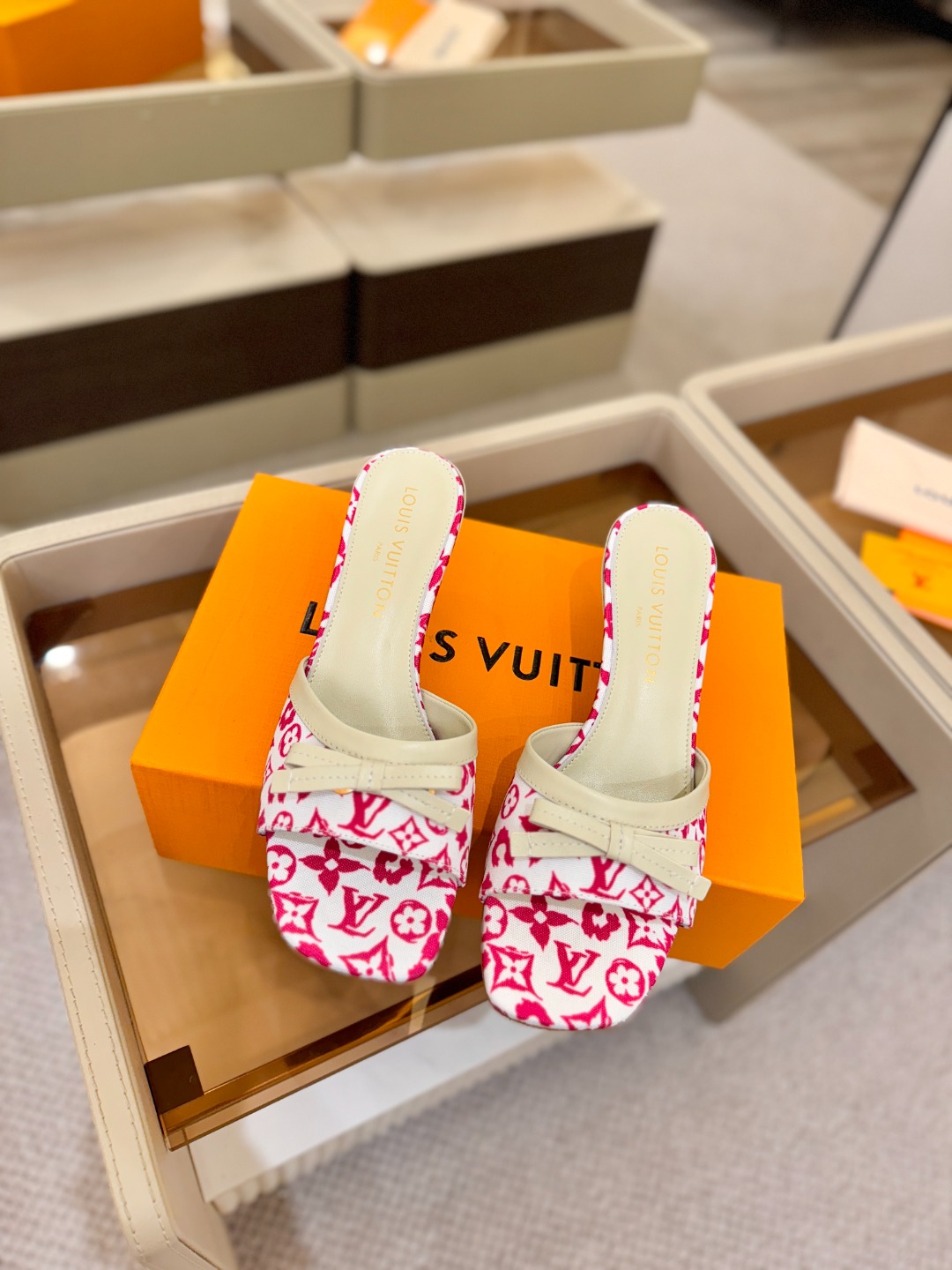 【代购级】、Louis Vuitton 官网春夏系列！完美楦型、中跟拖鞋🆕、官网同步更新Lv五金 “lo