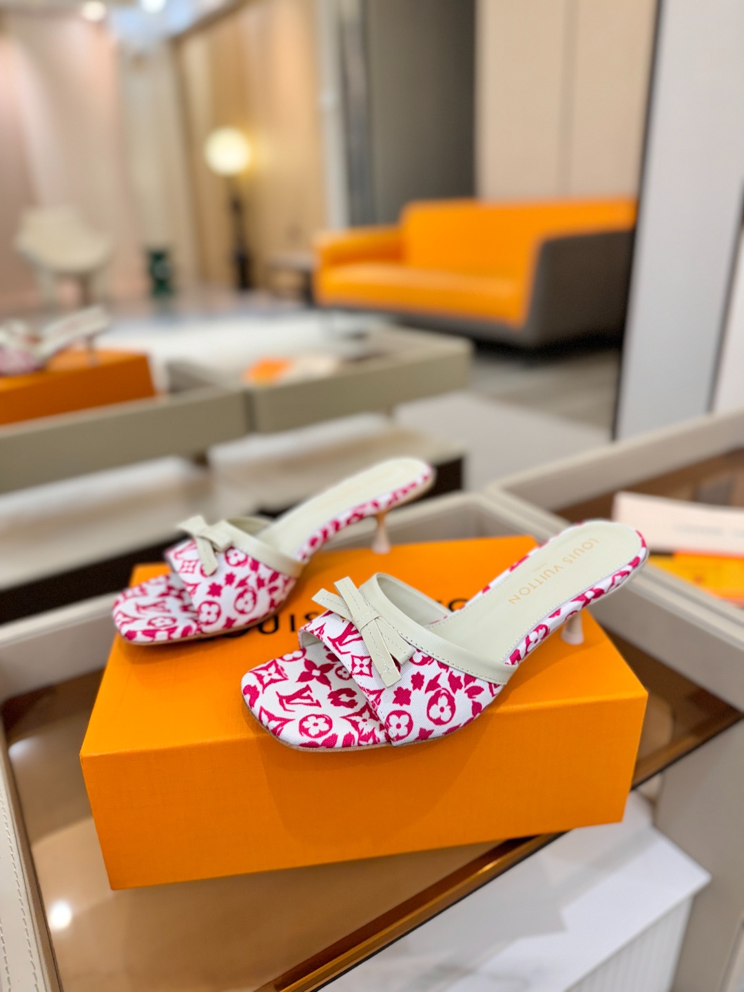 【代购级】、Louis Vuitton 官网春夏系列！完美楦型、中跟拖鞋🆕、官网同步更新Lv五金 “lo