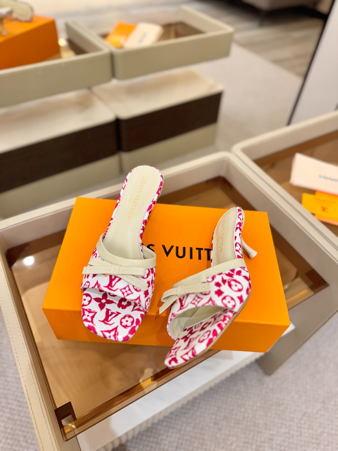 【代购级】、Louis Vuitton 官网春夏系列！完美楦型、中跟拖鞋🆕、官网同步更新Lv五金 “lo