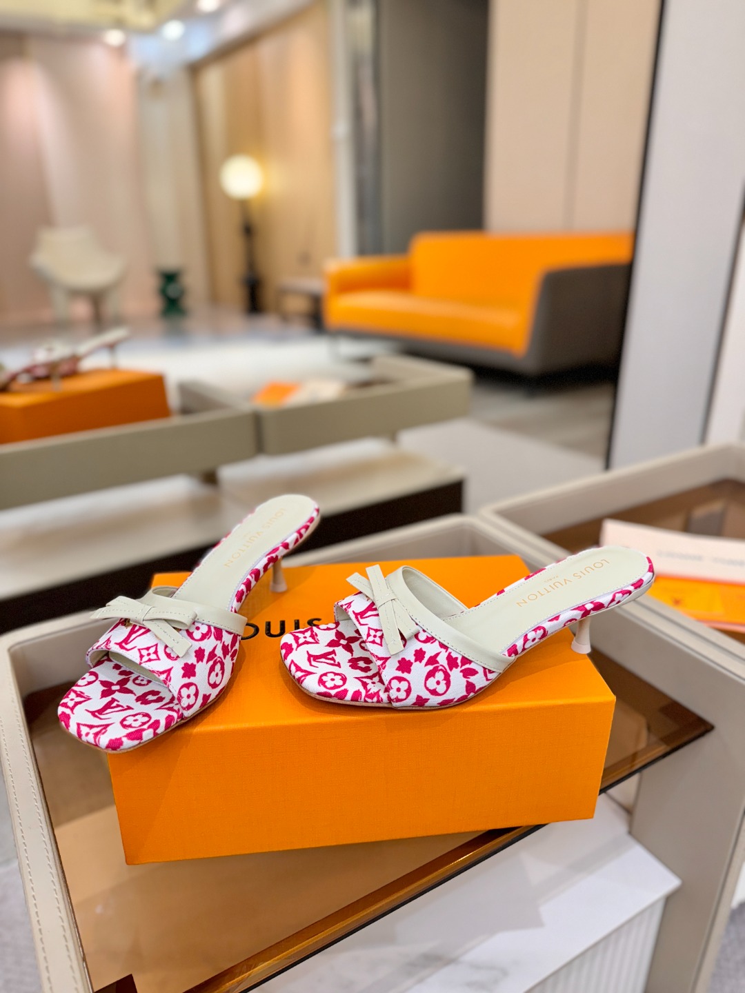 【代购级】、Louis Vuitton 官网春夏系列！完美楦型、中跟拖鞋🆕、官网同步更新Lv五金 “lo