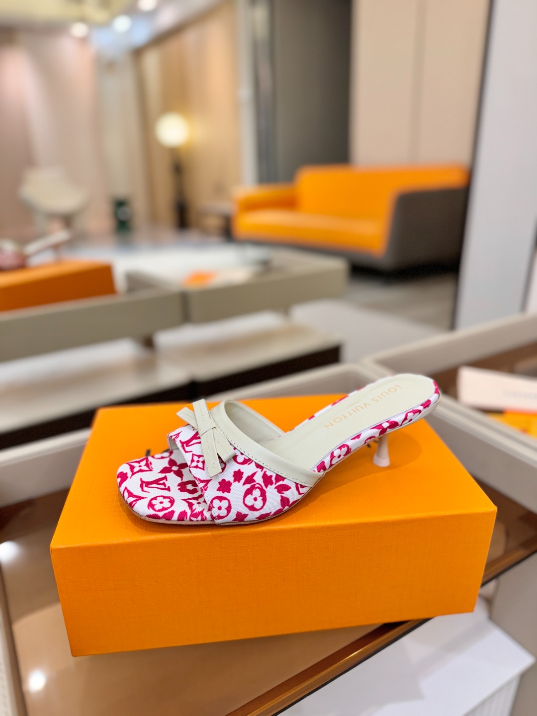 【代购级】、Louis Vuitton 官网春夏系列！完美楦型、中跟拖鞋🆕、官网同步更新Lv五金 “lo