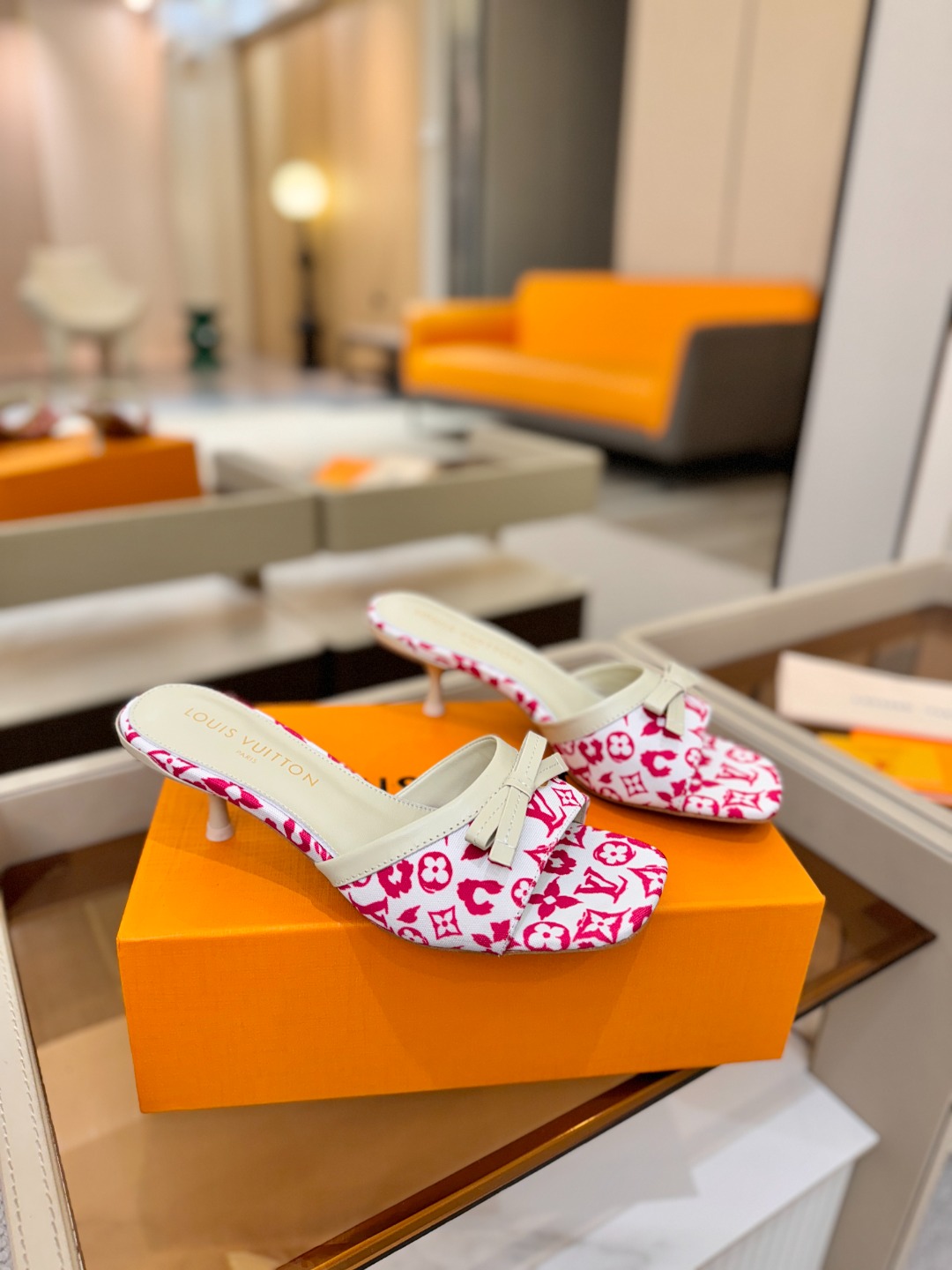 【代购级】、Louis Vuitton 官网春夏系列！完美楦型、中跟拖鞋🆕、官网同步更新Lv五金 “lo