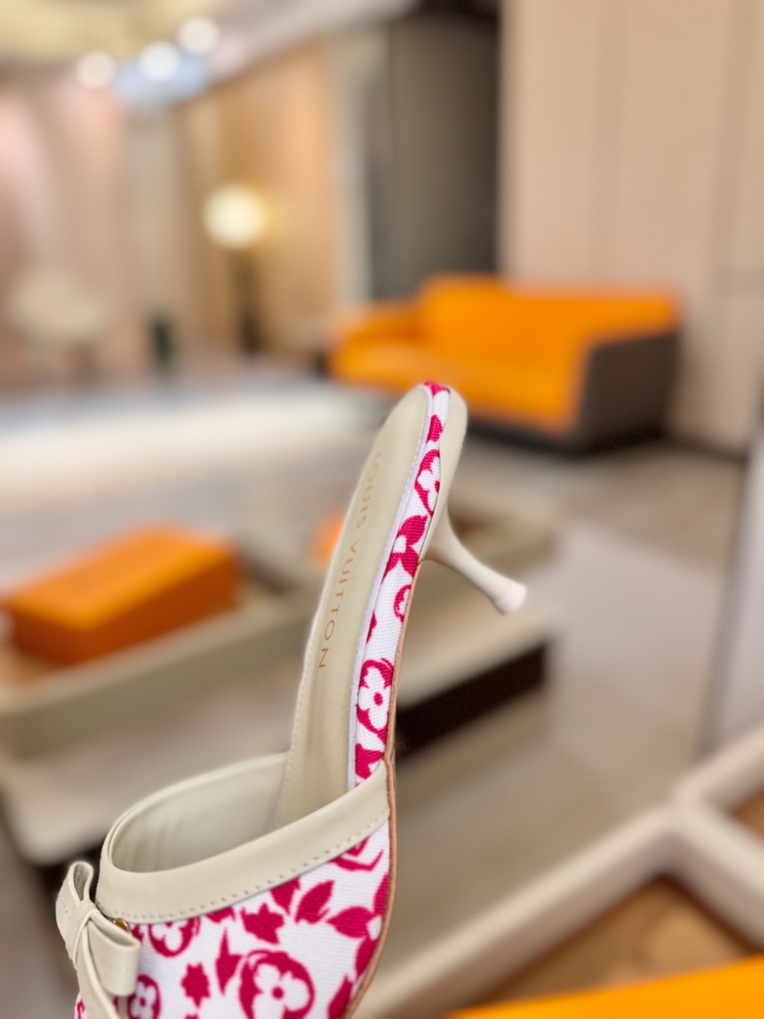 【代购级】、Louis Vuitton 官网春夏系列！完美楦型、中跟拖鞋🆕、官网同步更新Lv五金 “lo