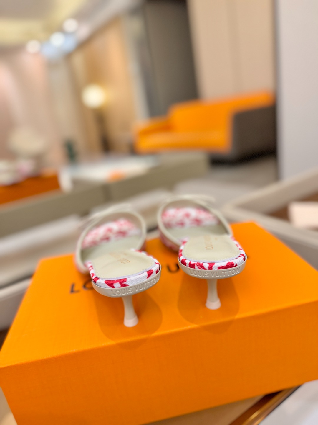 【代购级】、Louis Vuitton 官网春夏系列！完美楦型、中跟拖鞋🆕、官网同步更新Lv五金 “lo