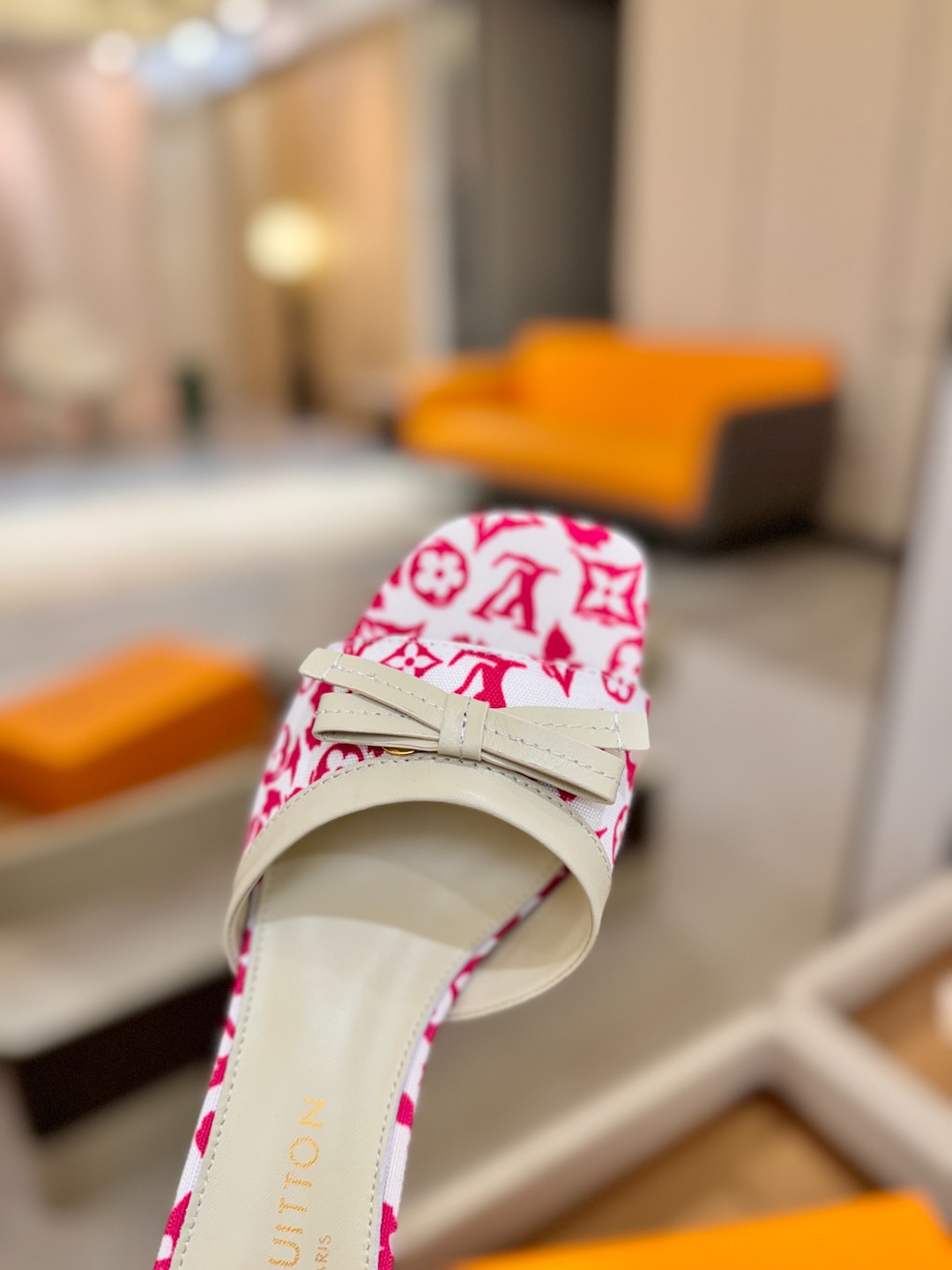 【代购级】、Louis Vuitton 官网春夏系列！完美楦型、中跟拖鞋🆕、官网同步更新Lv五金 “lo