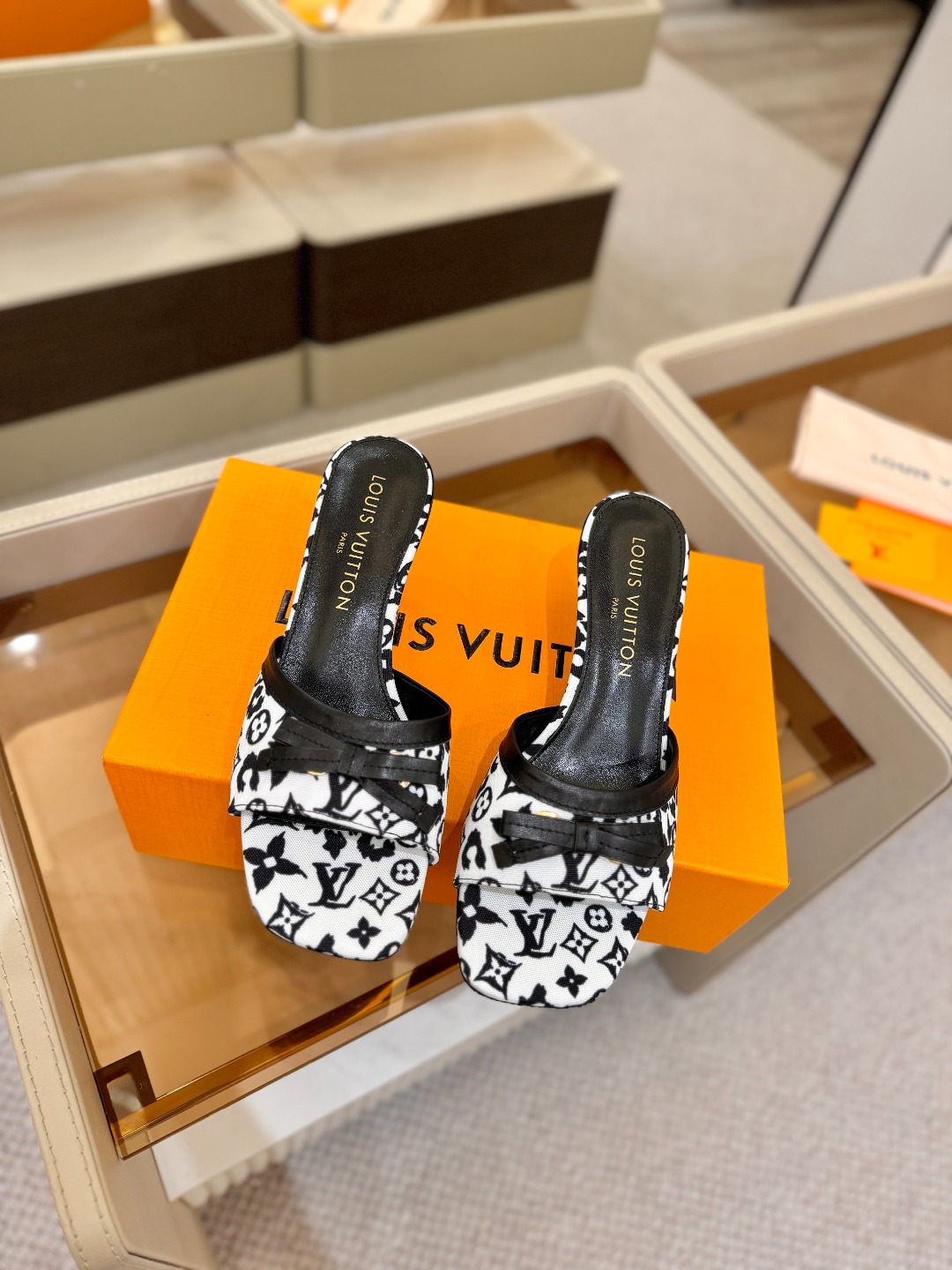 【代购级】、Louis Vuitton 官网春夏系列！完美楦型、中跟拖鞋🆕、官网同步更新Lv五金 “lo