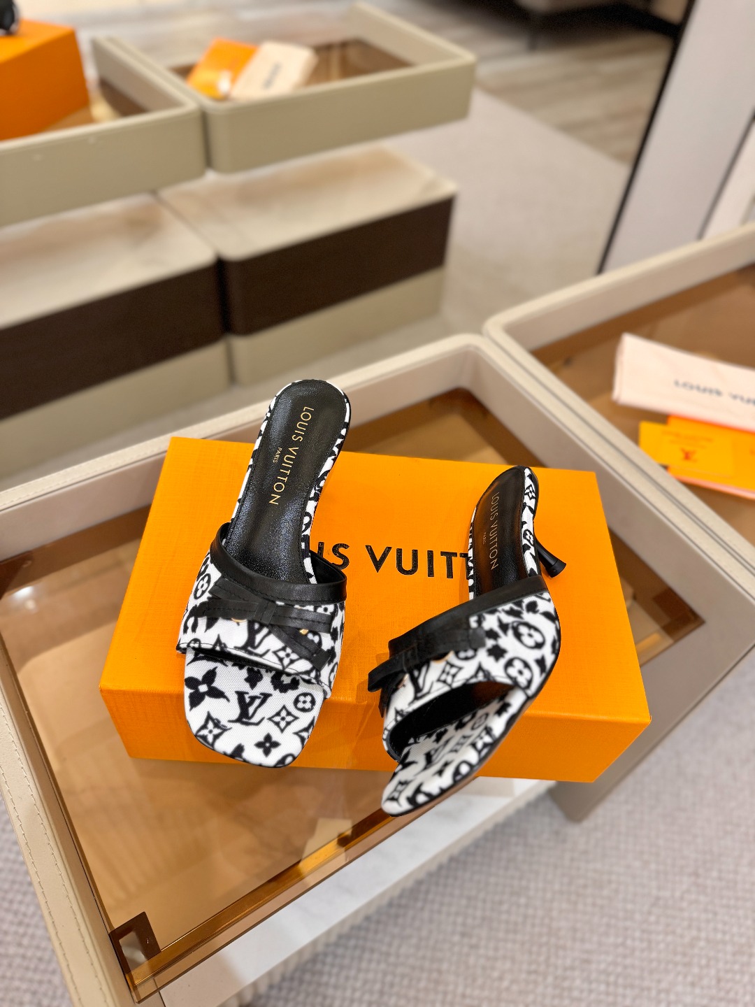 【代购级】、Louis Vuitton 官网春夏系列！完美楦型、中跟拖鞋🆕、官网同步更新Lv五金 “lo