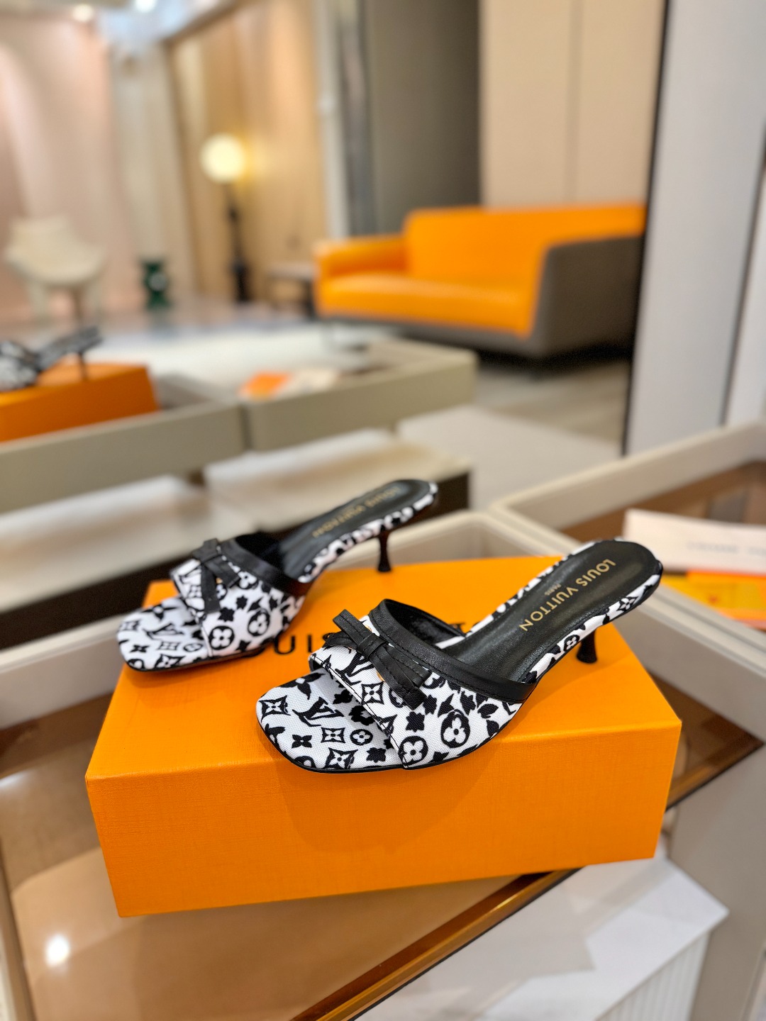 【代购级】、Louis Vuitton 官网春夏系列！完美楦型、中跟拖鞋🆕、官网同步更新Lv五金 “lo