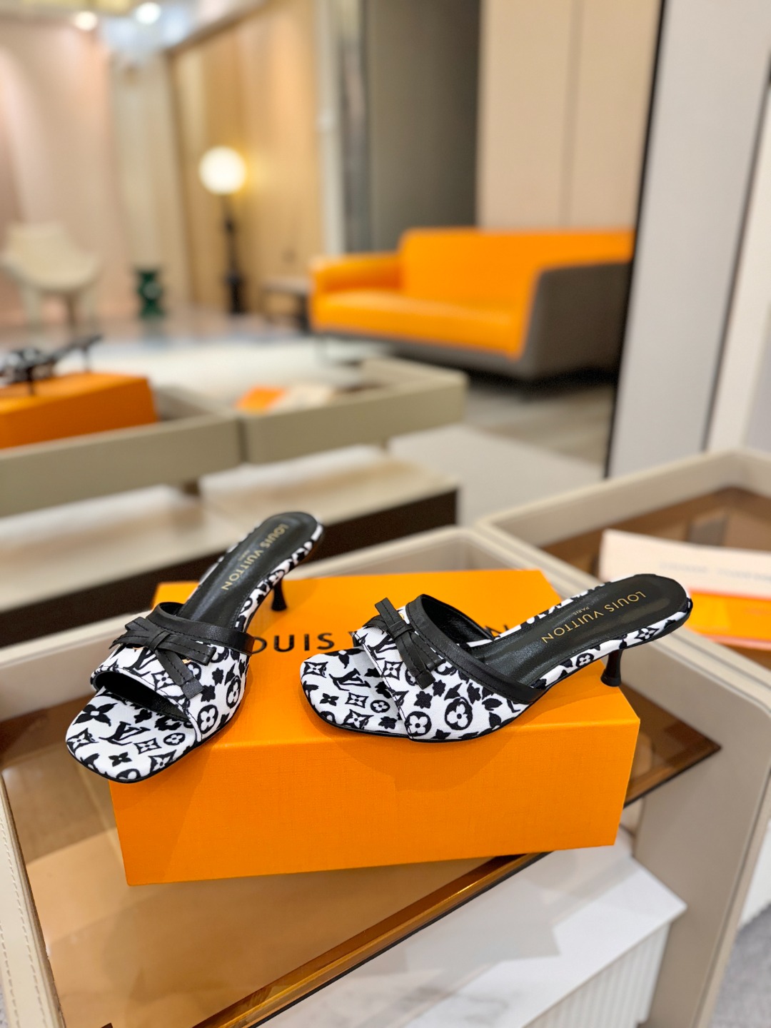 【代购级】、Louis Vuitton 官网春夏系列！完美楦型、中跟拖鞋🆕、官网同步更新Lv五金 “lo
