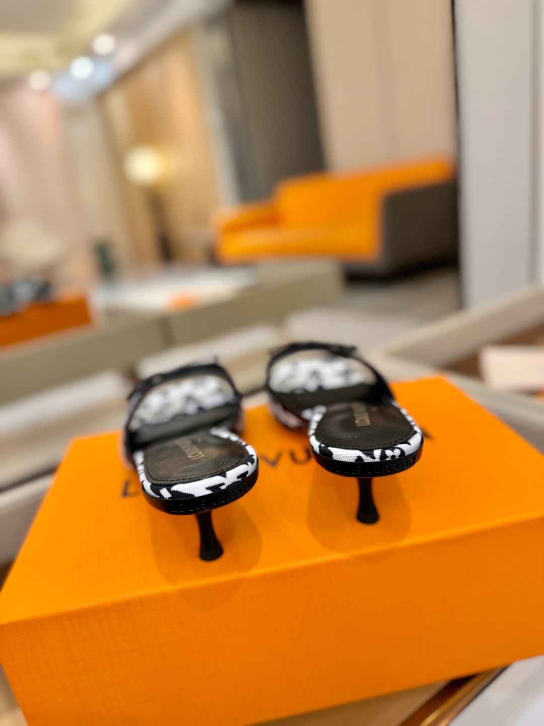 【代购级】、Louis Vuitton 官网春夏系列！完美楦型、中跟拖鞋🆕、官网同步更新Lv五金 “lo