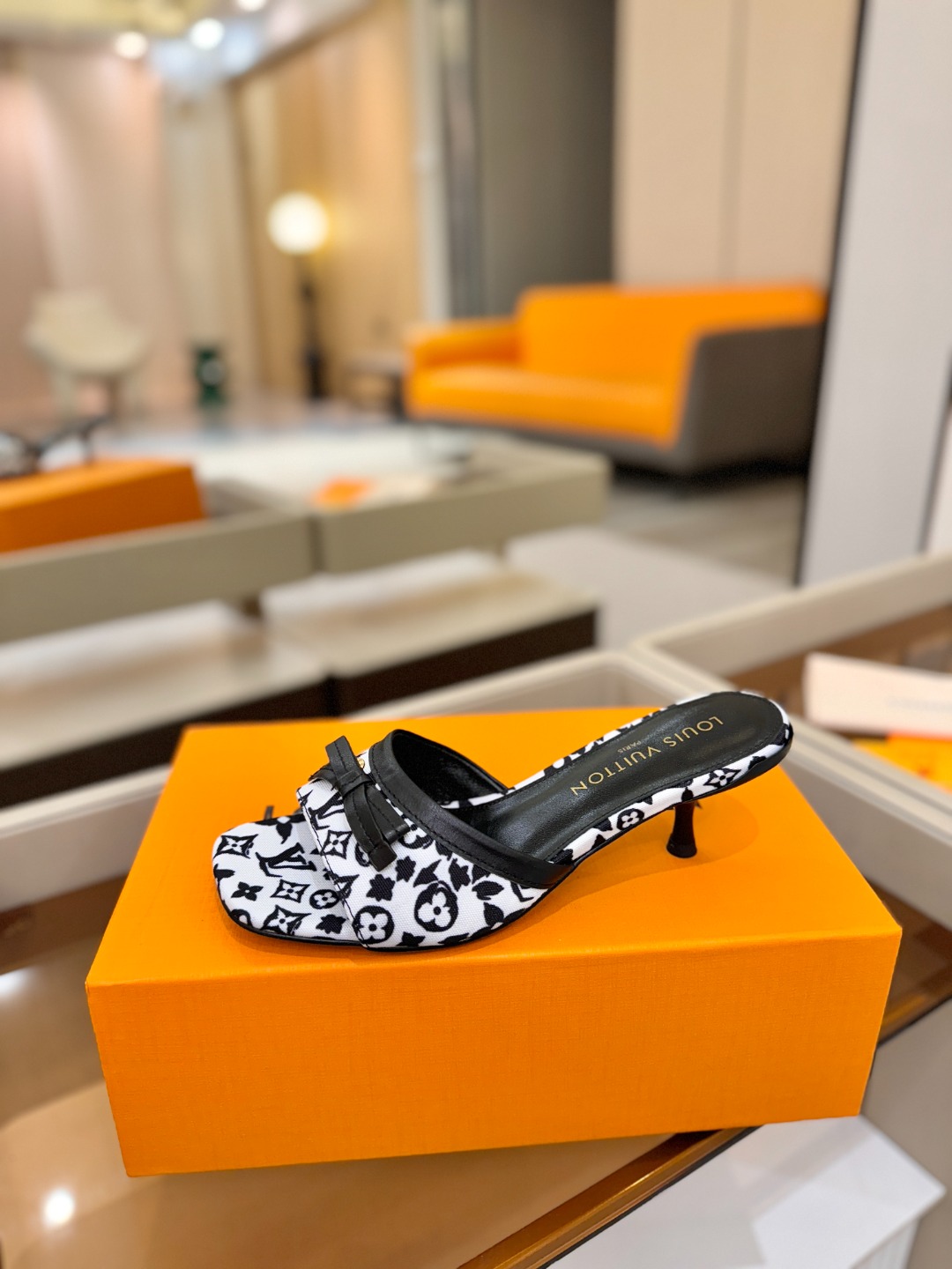 【代购级】、Louis Vuitton 官网春夏系列！完美楦型、中跟拖鞋🆕、官网同步更新Lv五金 “lo