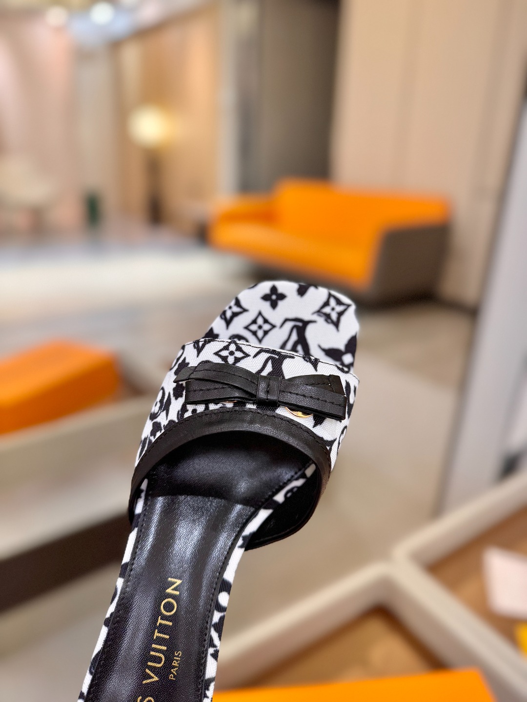 【代购级】、Louis Vuitton 官网春夏系列！完美楦型、中跟拖鞋🆕、官网同步更新Lv五金 “lo