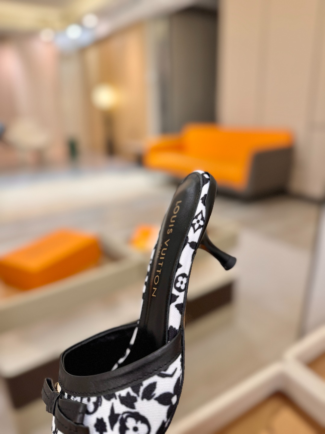 【代购级】、Louis Vuitton 官网春夏系列！完美楦型、中跟拖鞋🆕、官网同步更新Lv五金 “lo