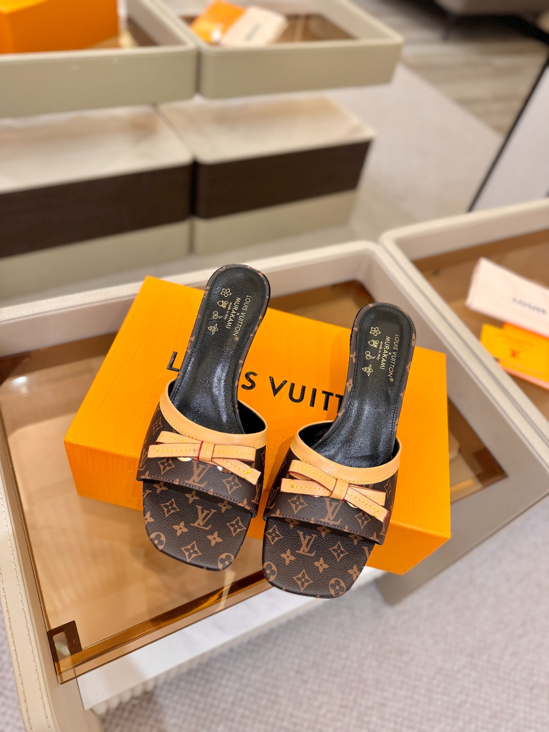【代购级】、Louis Vuitton 官网春夏系列！完美楦型、中跟拖鞋🆕、官网同步更新Lv五金 “lo