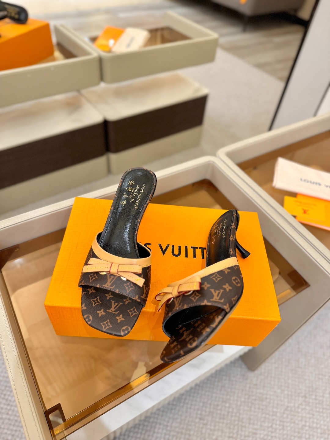 【代购级】、Louis Vuitton 官网春夏系列！完美楦型、中跟拖鞋🆕、官网同步更新Lv五金 “lo