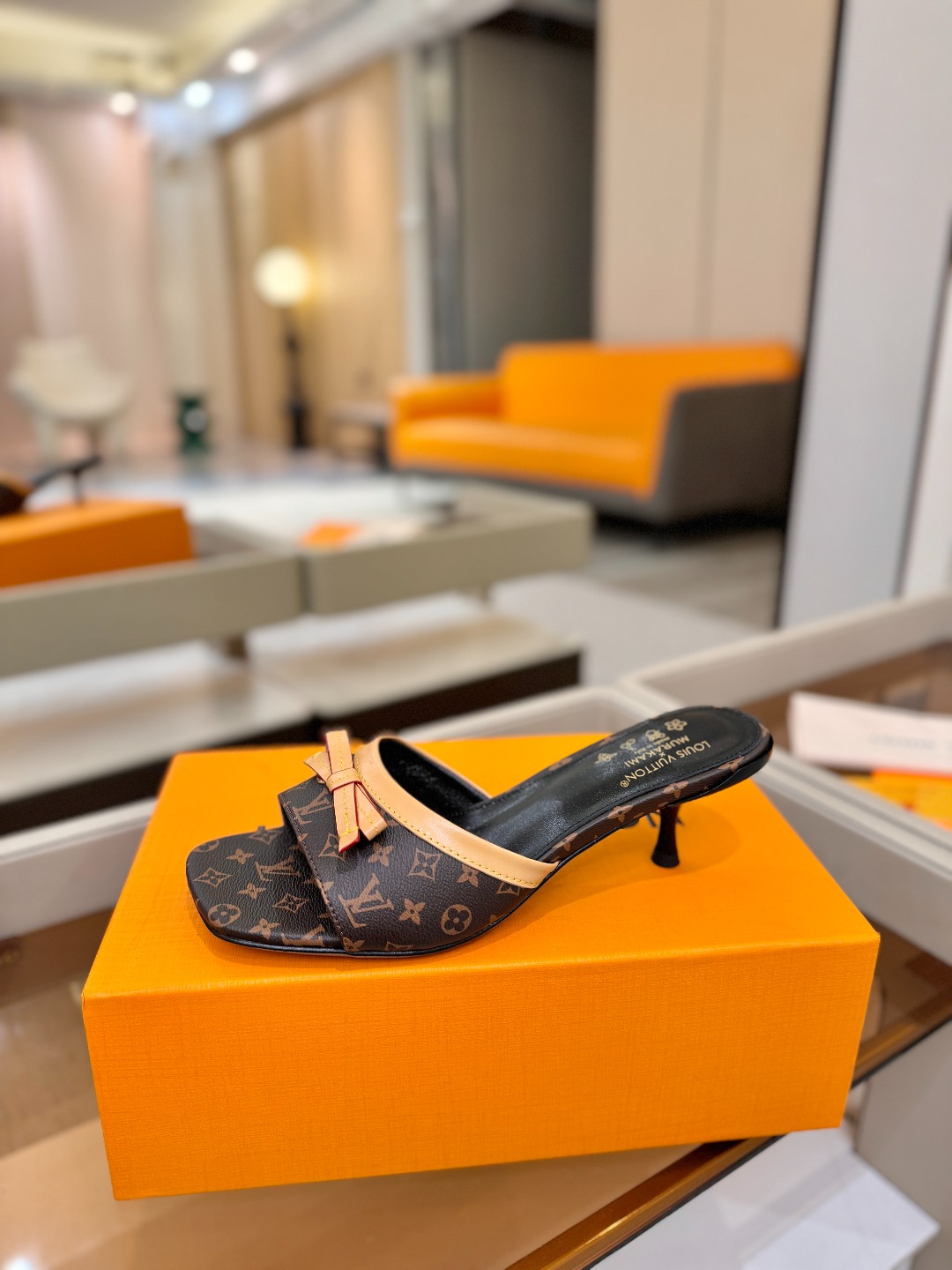 【代购级】、Louis Vuitton 官网春夏系列！完美楦型、中跟拖鞋🆕、官网同步更新Lv五金 “lo