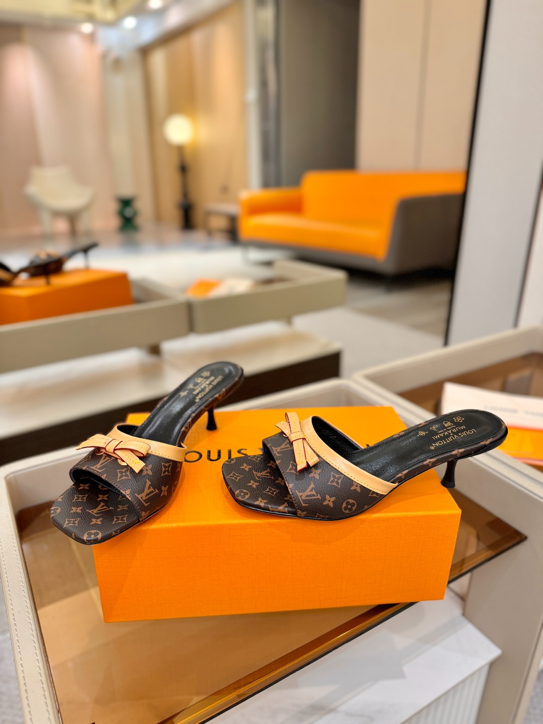 【代购级】、Louis Vuitton 官网春夏系列！完美楦型、中跟拖鞋🆕、官网同步更新Lv五金 “lo