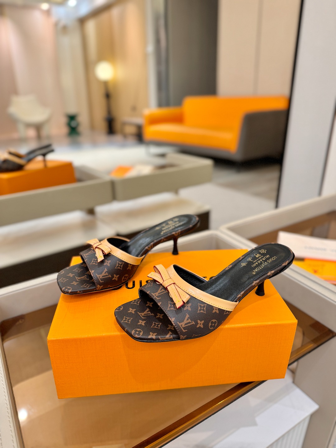 【代购级】、Louis Vuitton 官网春夏系列！完美楦型、中跟拖鞋🆕、官网同步更新Lv五金 “lo
