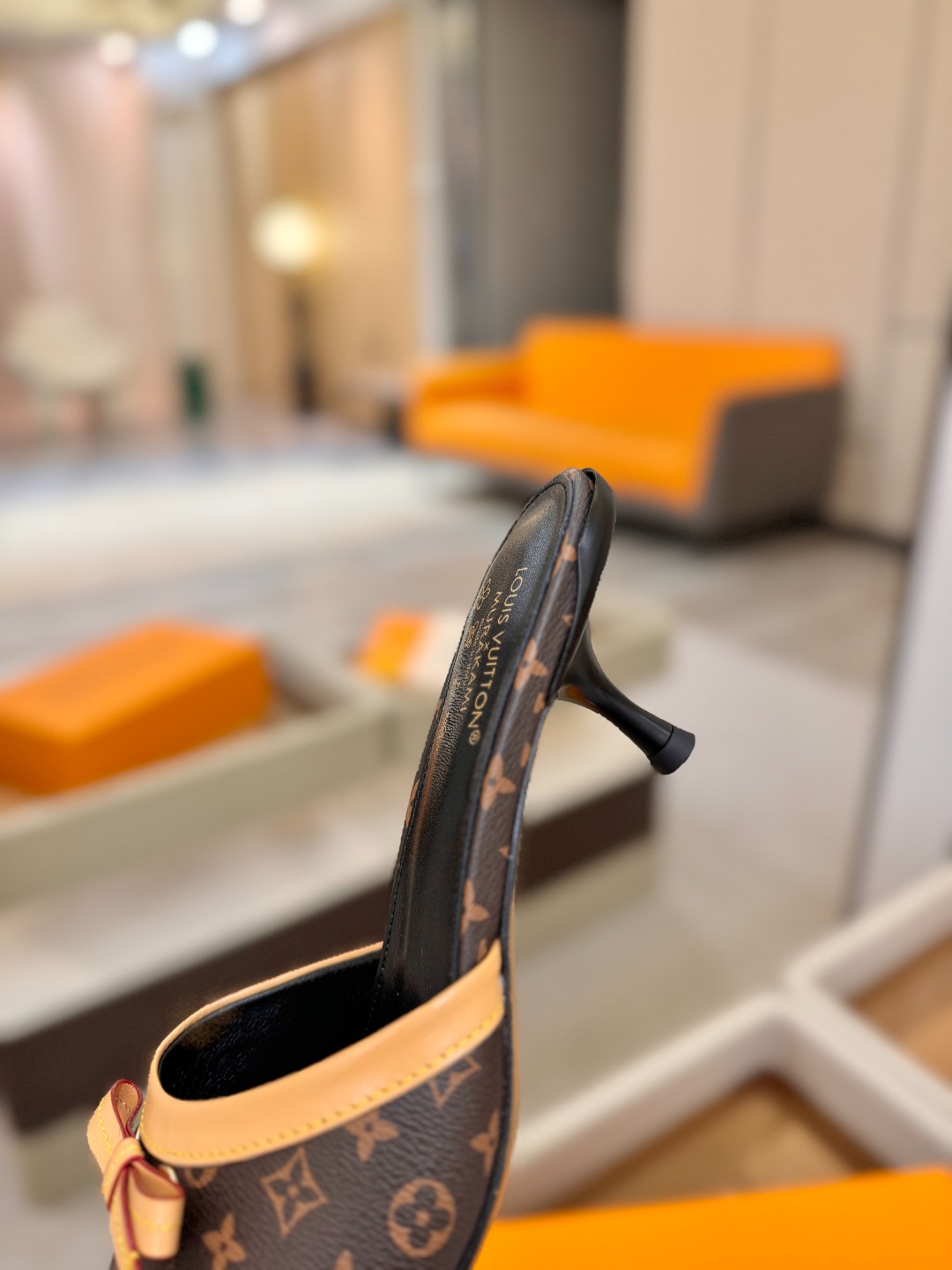 【代购级】、Louis Vuitton 官网春夏系列！完美楦型、中跟拖鞋🆕、官网同步更新Lv五金 “lo