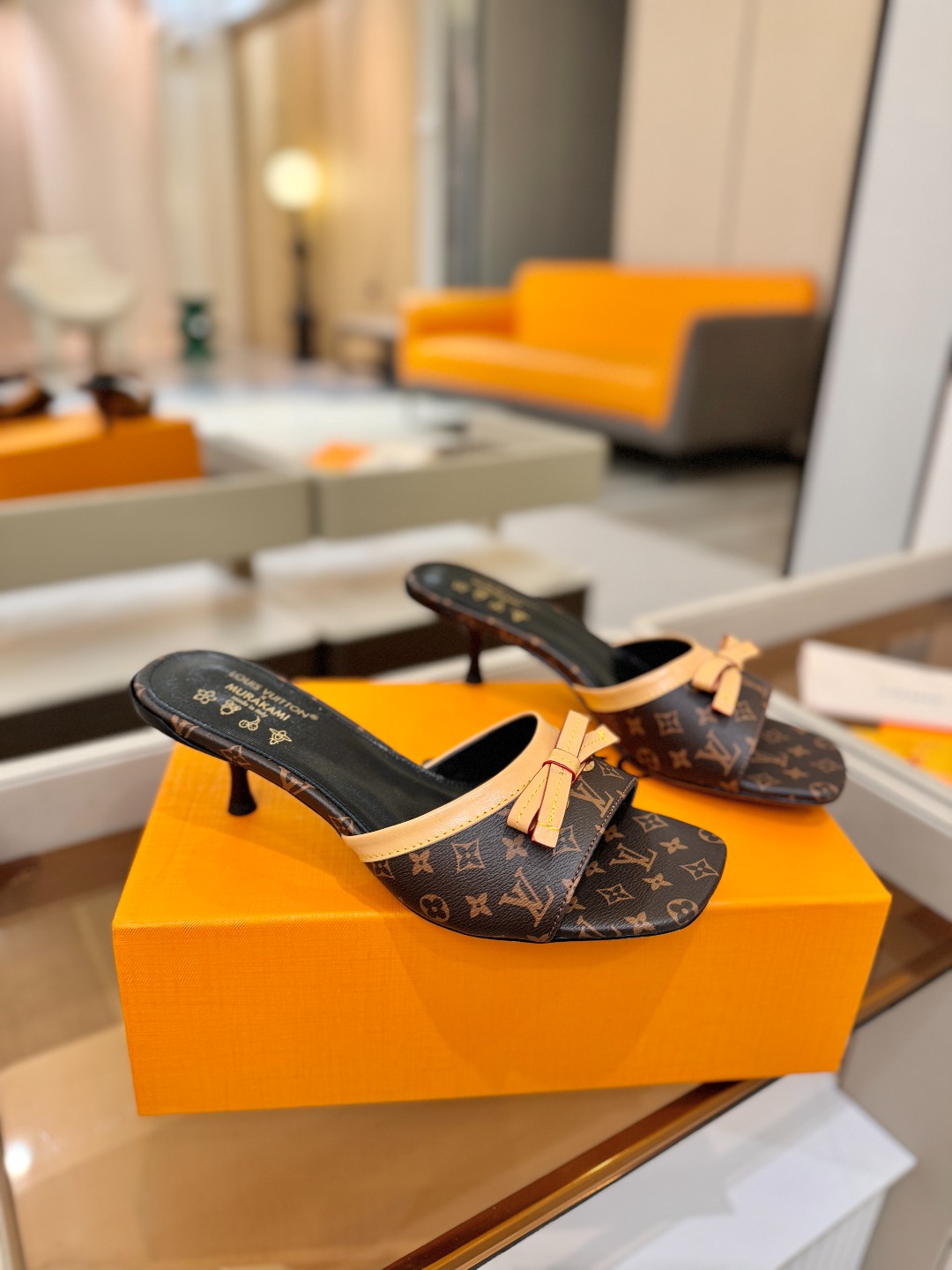 【代购级】、Louis Vuitton 官网春夏系列！完美楦型、中跟拖鞋🆕、官网同步更新Lv五金 “lo