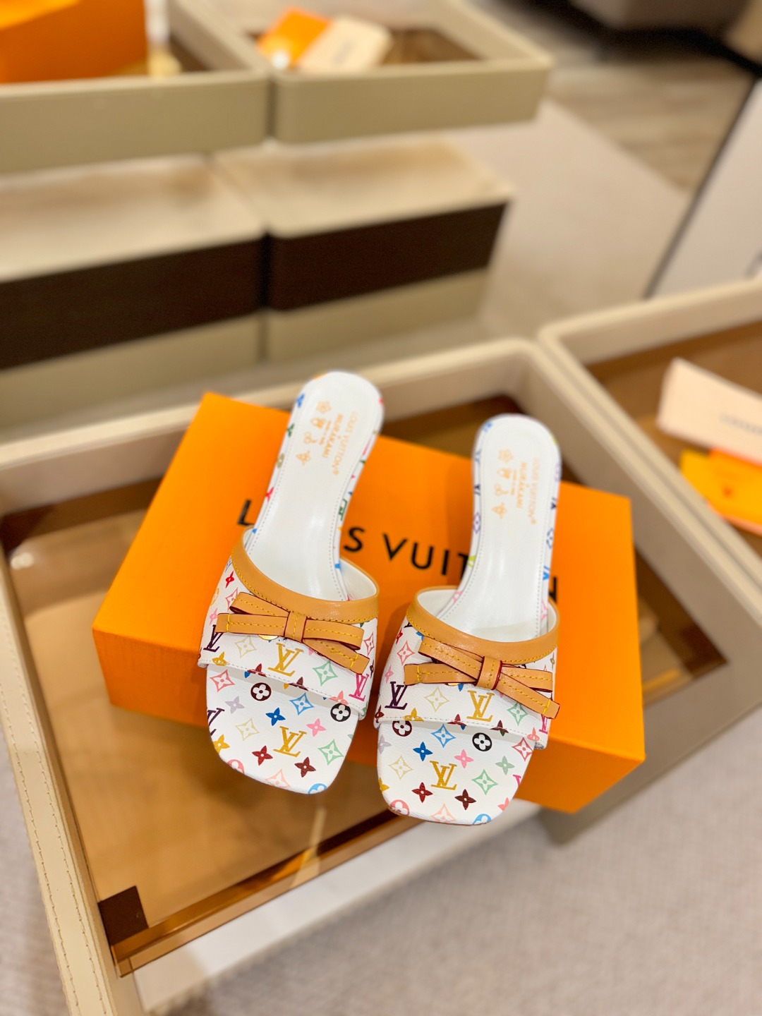 【代购级】、Louis Vuitton 官网春夏系列！完美楦型、中跟拖鞋🆕、官网同步更新Lv五金 “lo