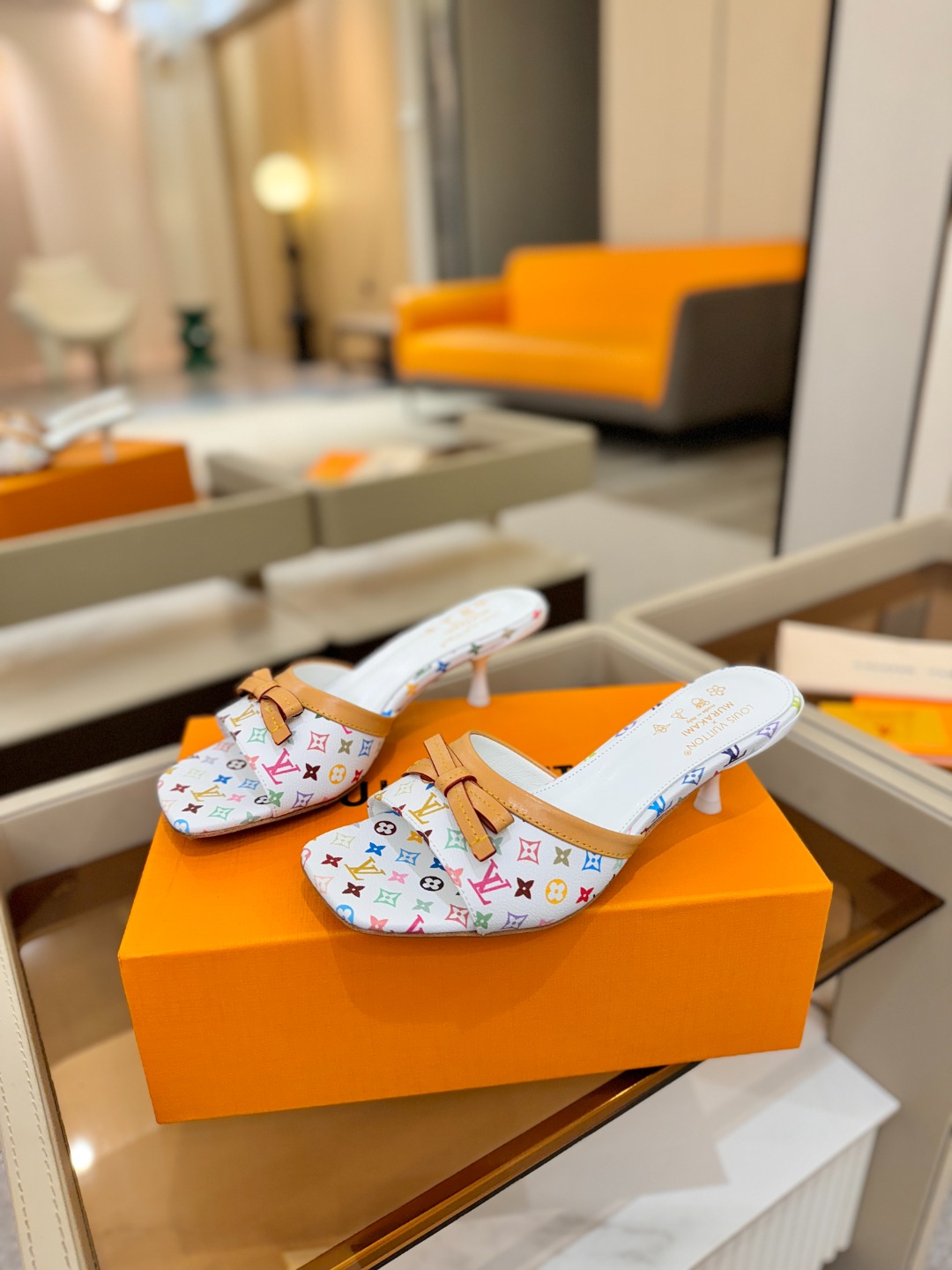 【代购级】、Louis Vuitton 官网春夏系列！完美楦型、中跟拖鞋🆕、官网同步更新Lv五金 “lo