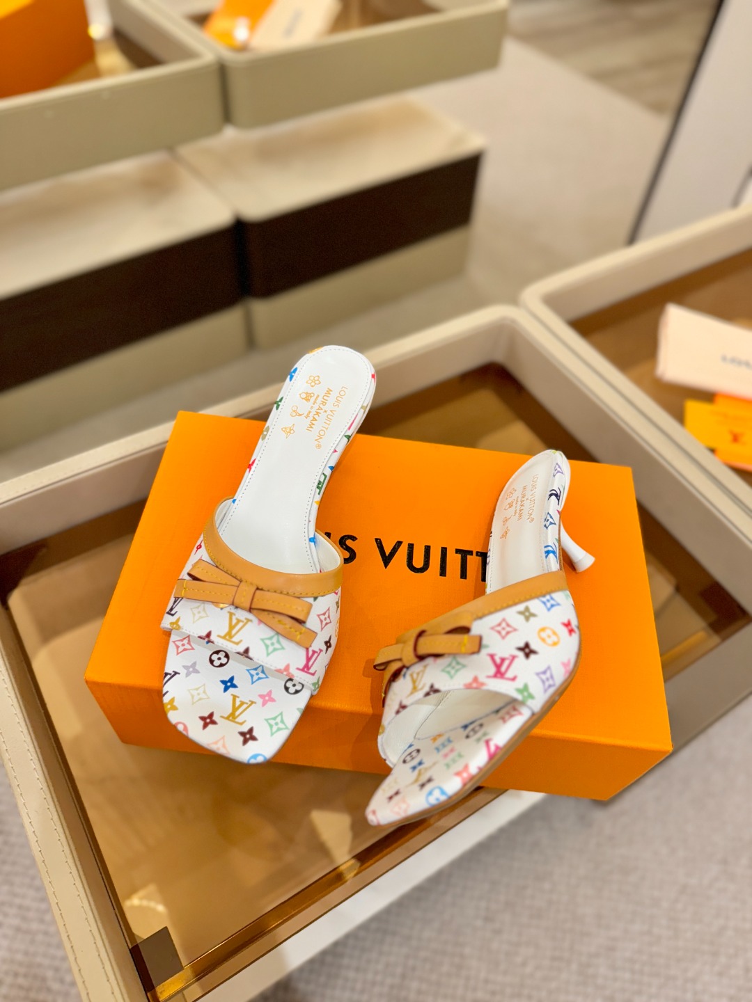 【代购级】、Louis Vuitton 官网春夏系列！完美楦型、中跟拖鞋🆕、官网同步更新Lv五金 “lo