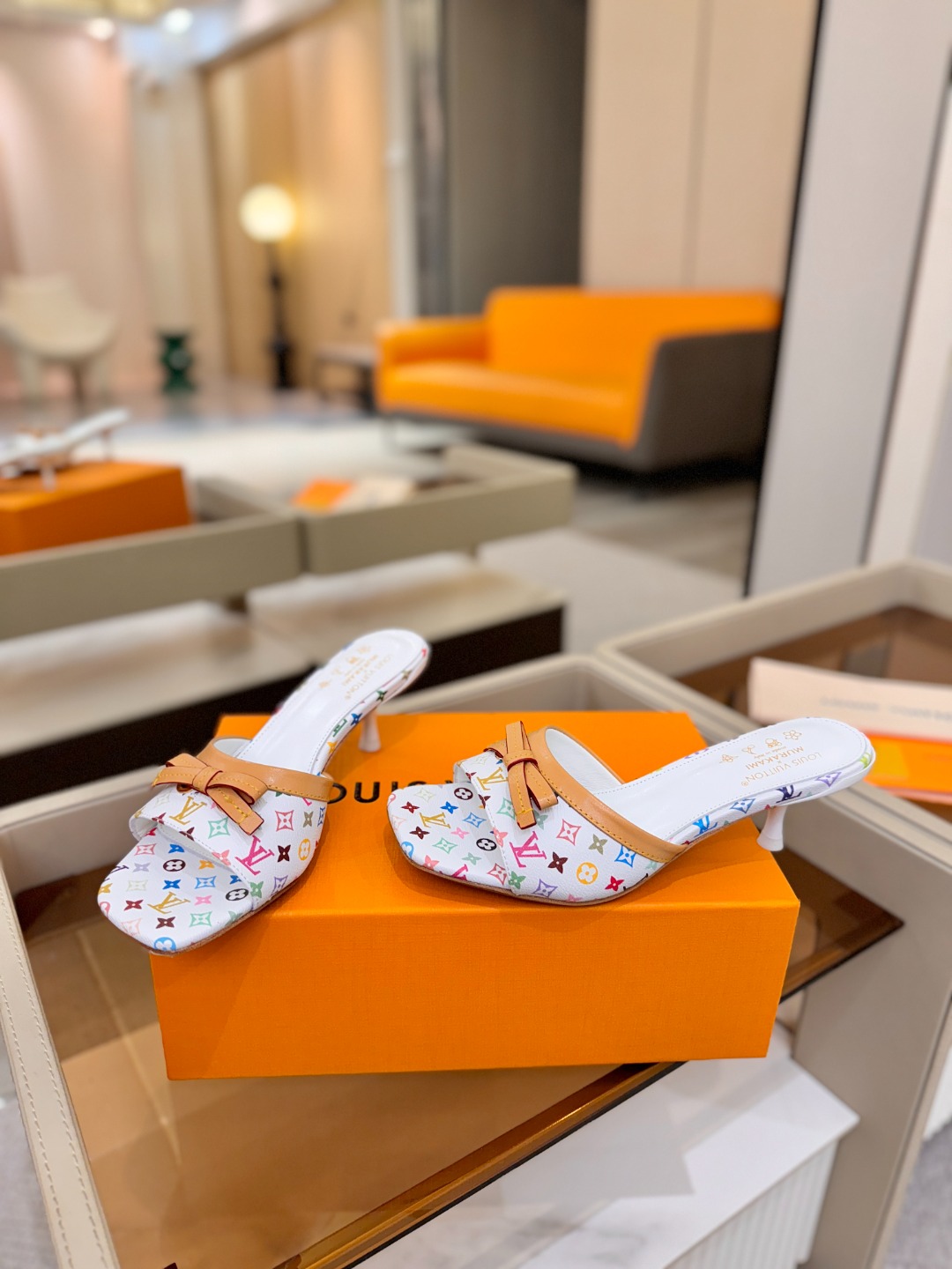 【代购级】、Louis Vuitton 官网春夏系列！完美楦型、中跟拖鞋🆕、官网同步更新Lv五金 “lo