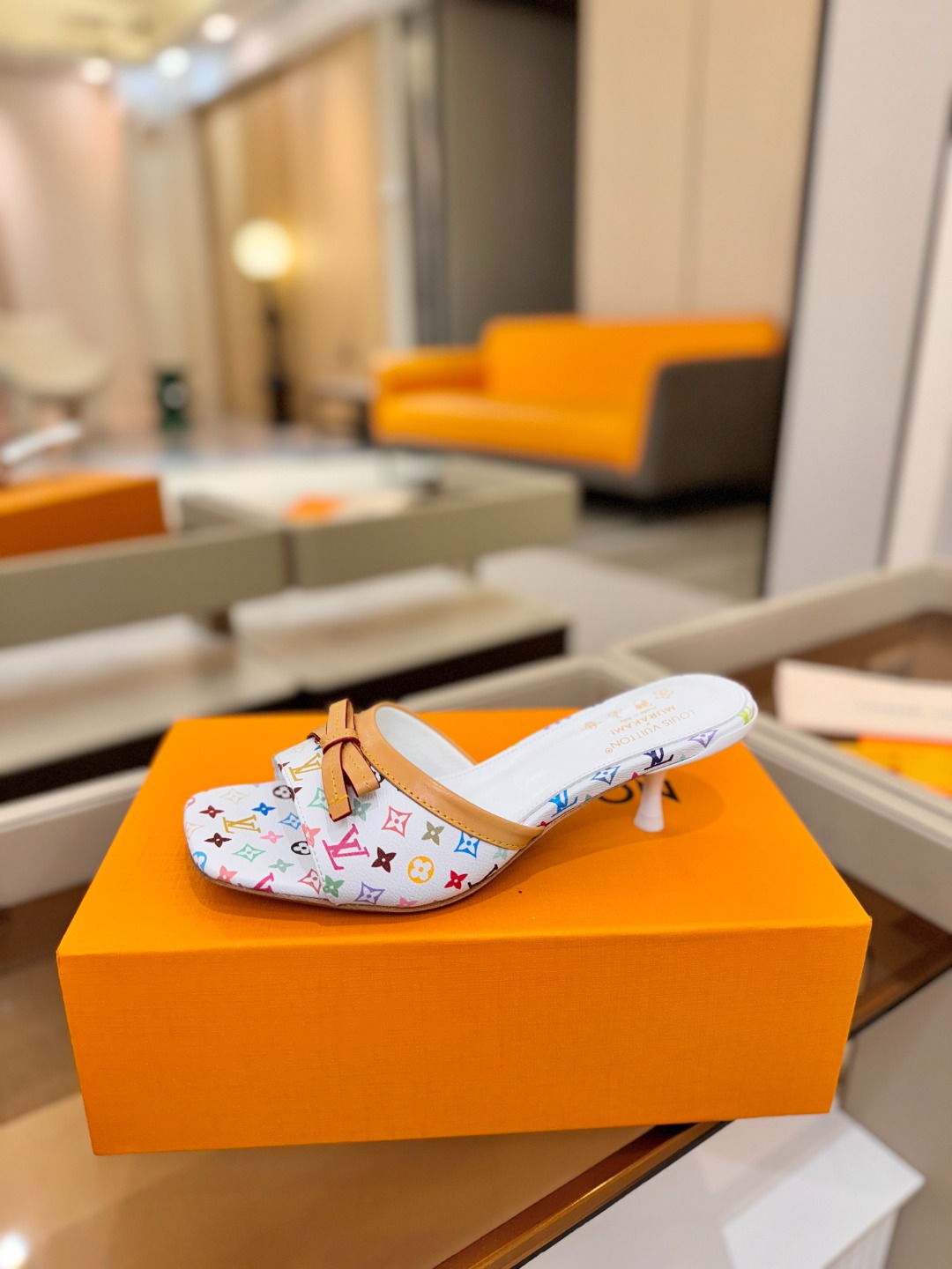 【代购级】、Louis Vuitton 官网春夏系列！完美楦型、中跟拖鞋🆕、官网同步更新Lv五金 “lo