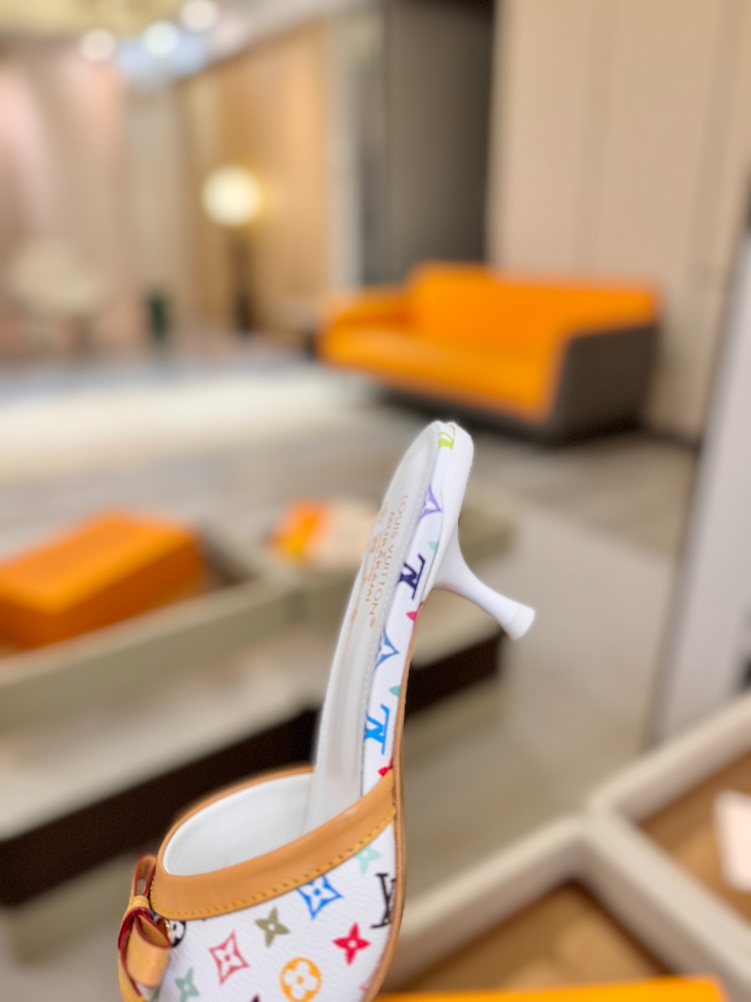 【代购级】、Louis Vuitton 官网春夏系列！完美楦型、中跟拖鞋🆕、官网同步更新Lv五金 “lo