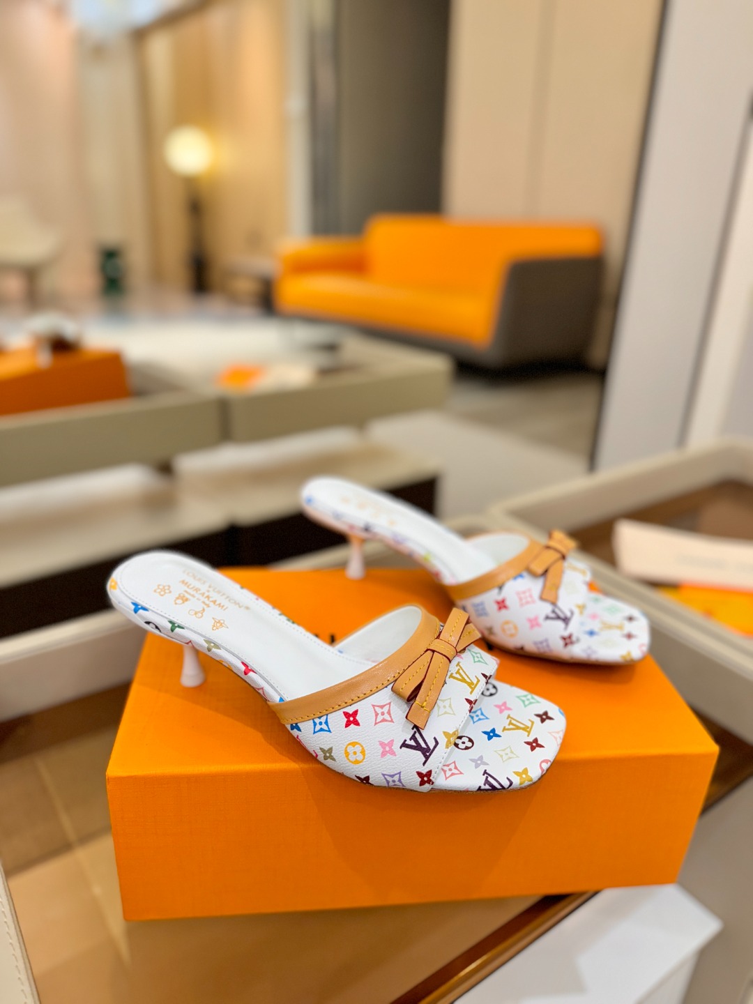 【代购级】、Louis Vuitton 官网春夏系列！完美楦型、中跟拖鞋🆕、官网同步更新Lv五金 “lo