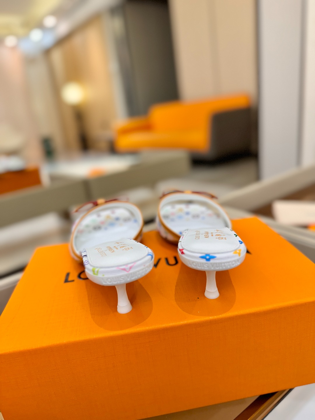 【代购级】、Louis Vuitton 官网春夏系列！完美楦型、中跟拖鞋🆕、官网同步更新Lv五金 “lo