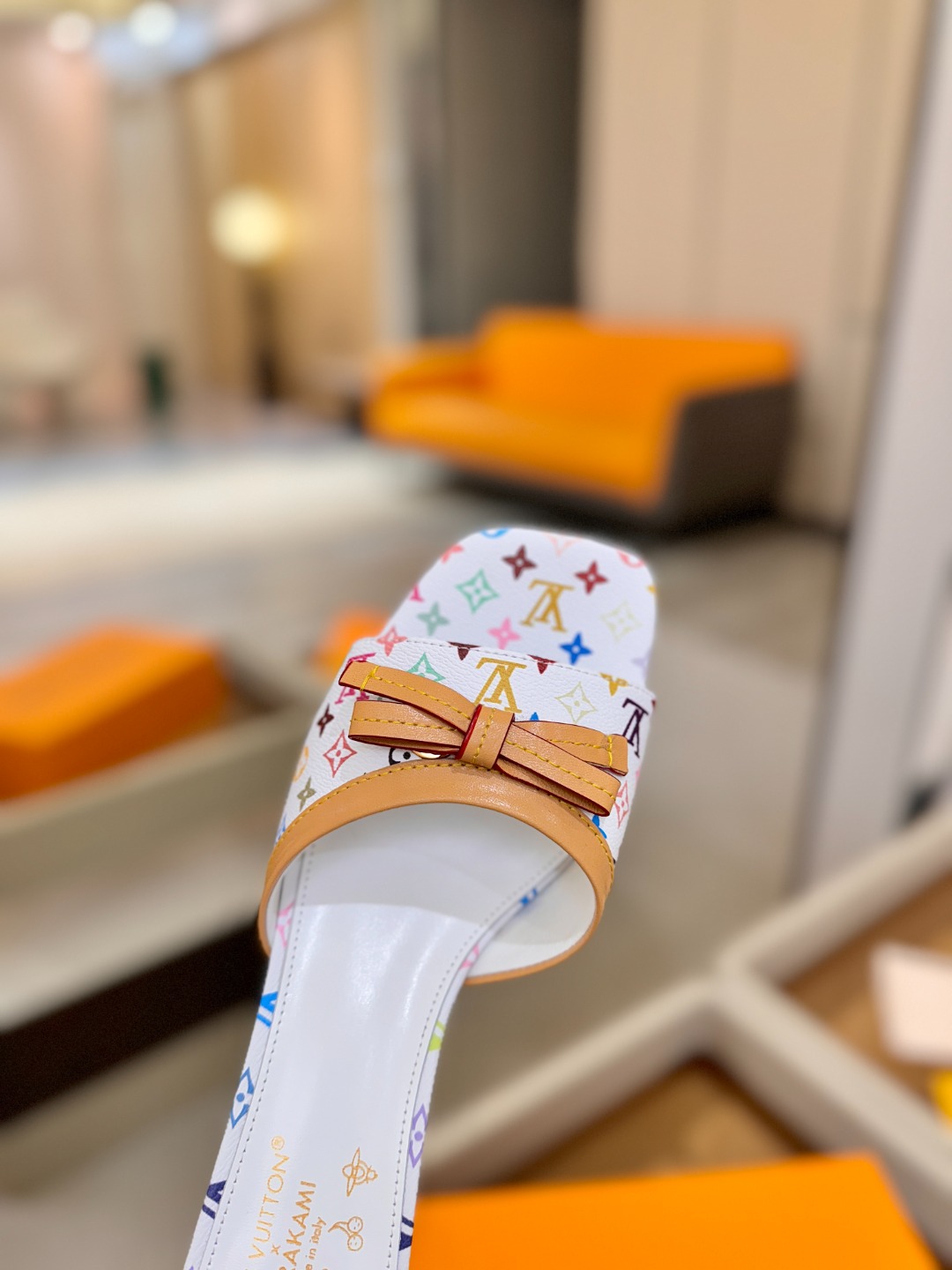 【代购级】、Louis Vuitton 官网春夏系列！完美楦型、中跟拖鞋🆕、官网同步更新Lv五金 “lo