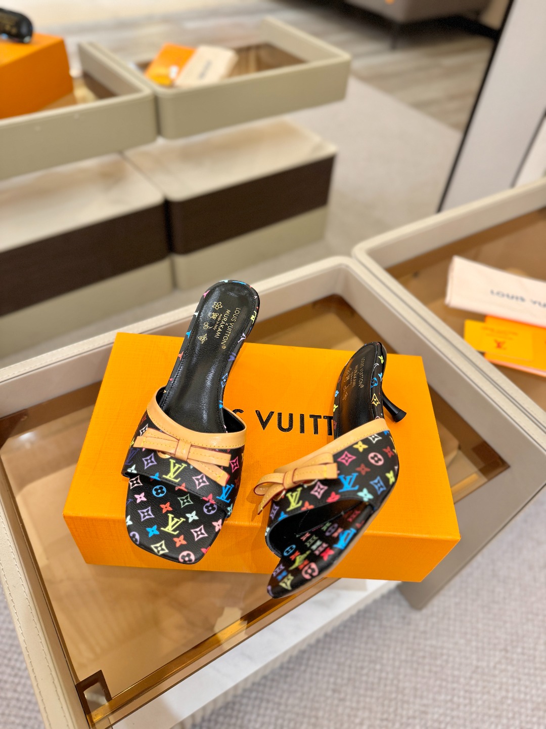 【代购级】、Louis Vuitton 官网春夏系列！完美楦型、中跟拖鞋🆕、官网同步更新Lv五金 “lo