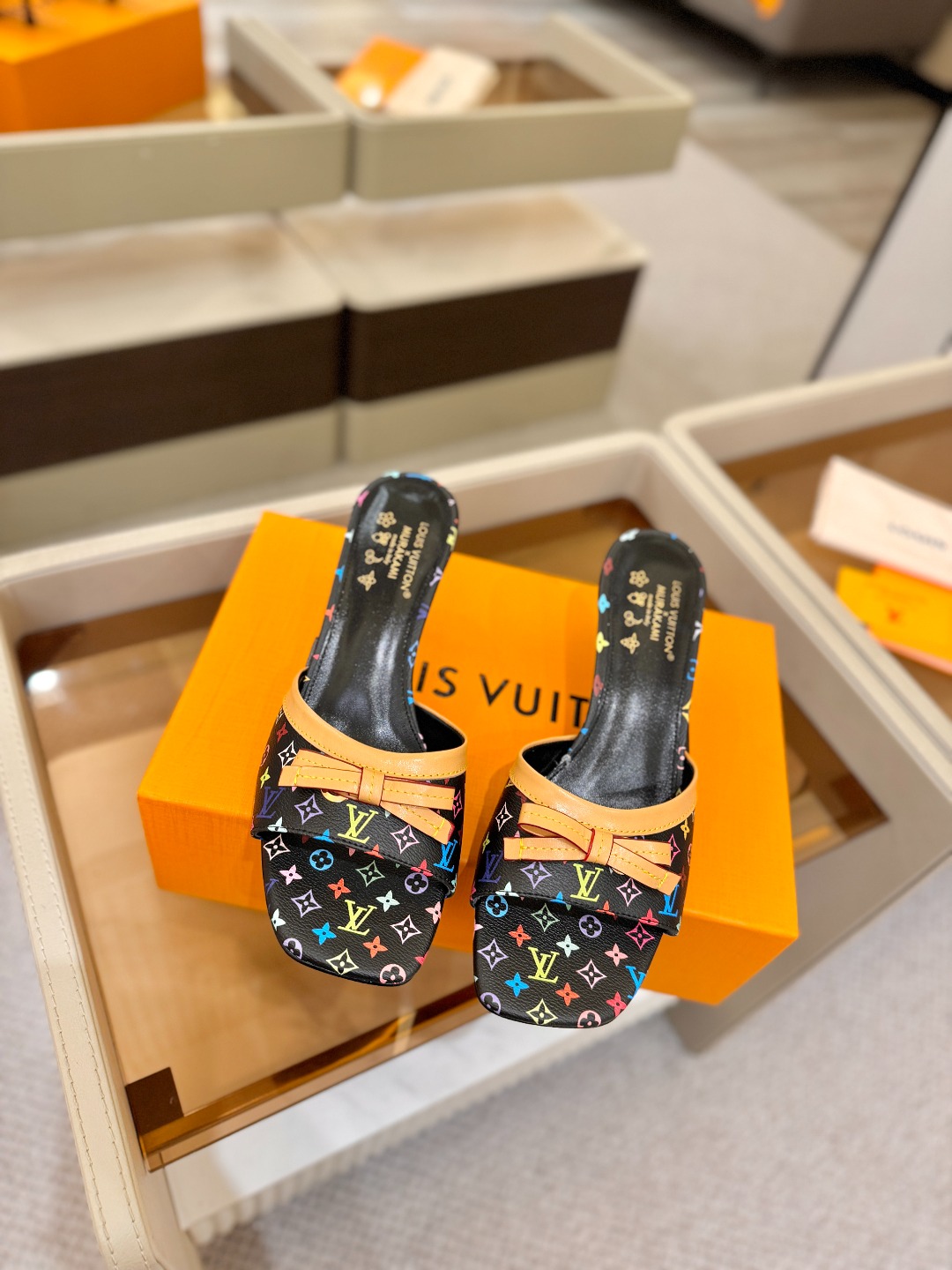 【代购级】、Louis Vuitton 官网春夏系列！完美楦型、中跟拖鞋🆕、官网同步更新Lv五金 “lo