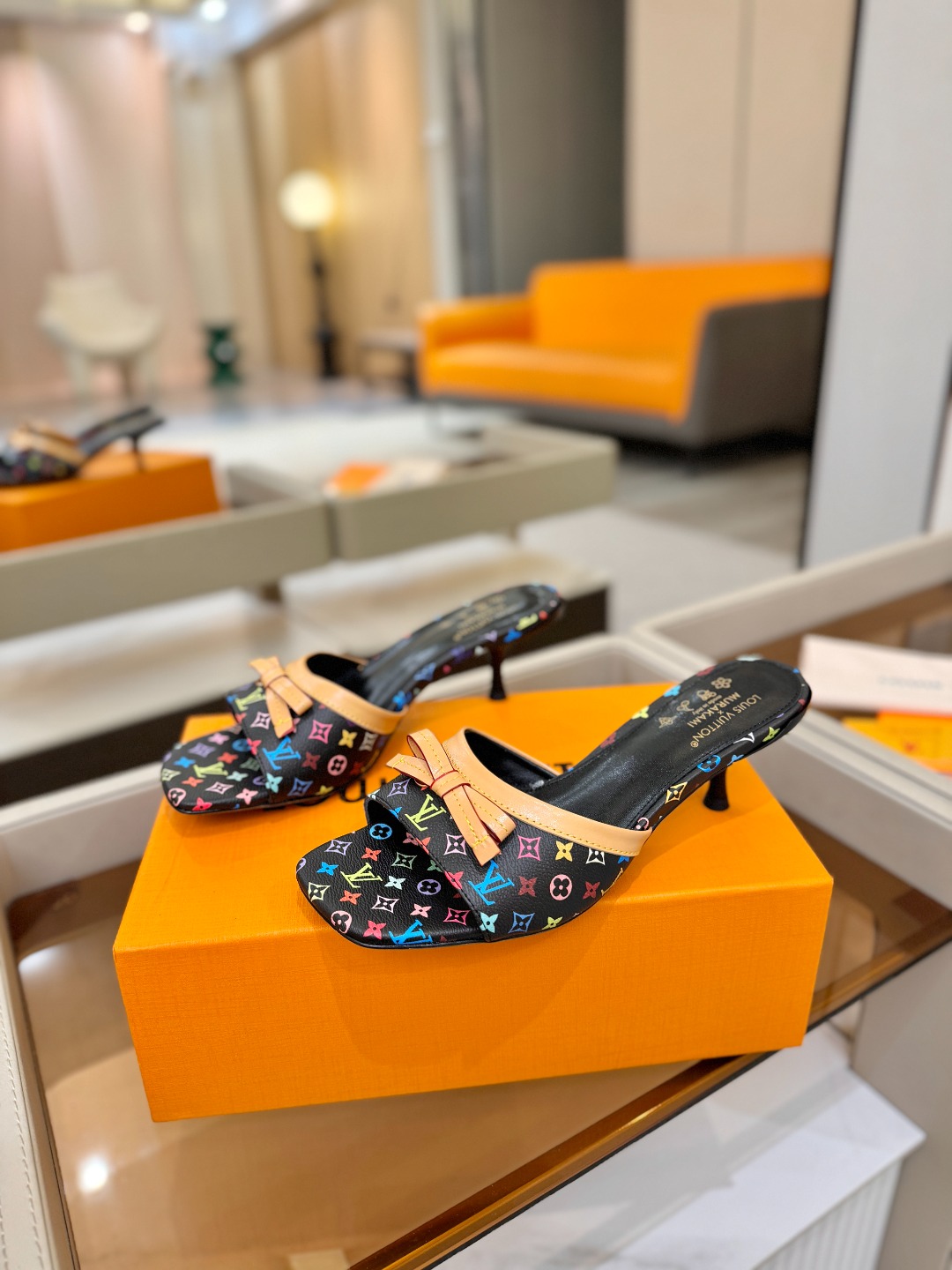 【代购级】、Louis Vuitton 官网春夏系列！完美楦型、中跟拖鞋🆕、官网同步更新Lv五金 “lo