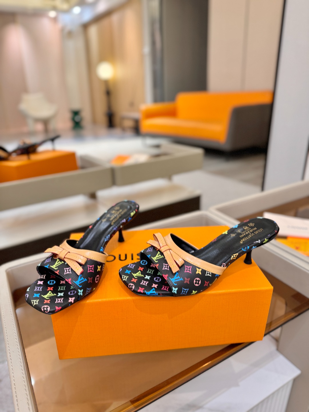 【代购级】、Louis Vuitton 官网春夏系列！完美楦型、中跟拖鞋🆕、官网同步更新Lv五金 “lo