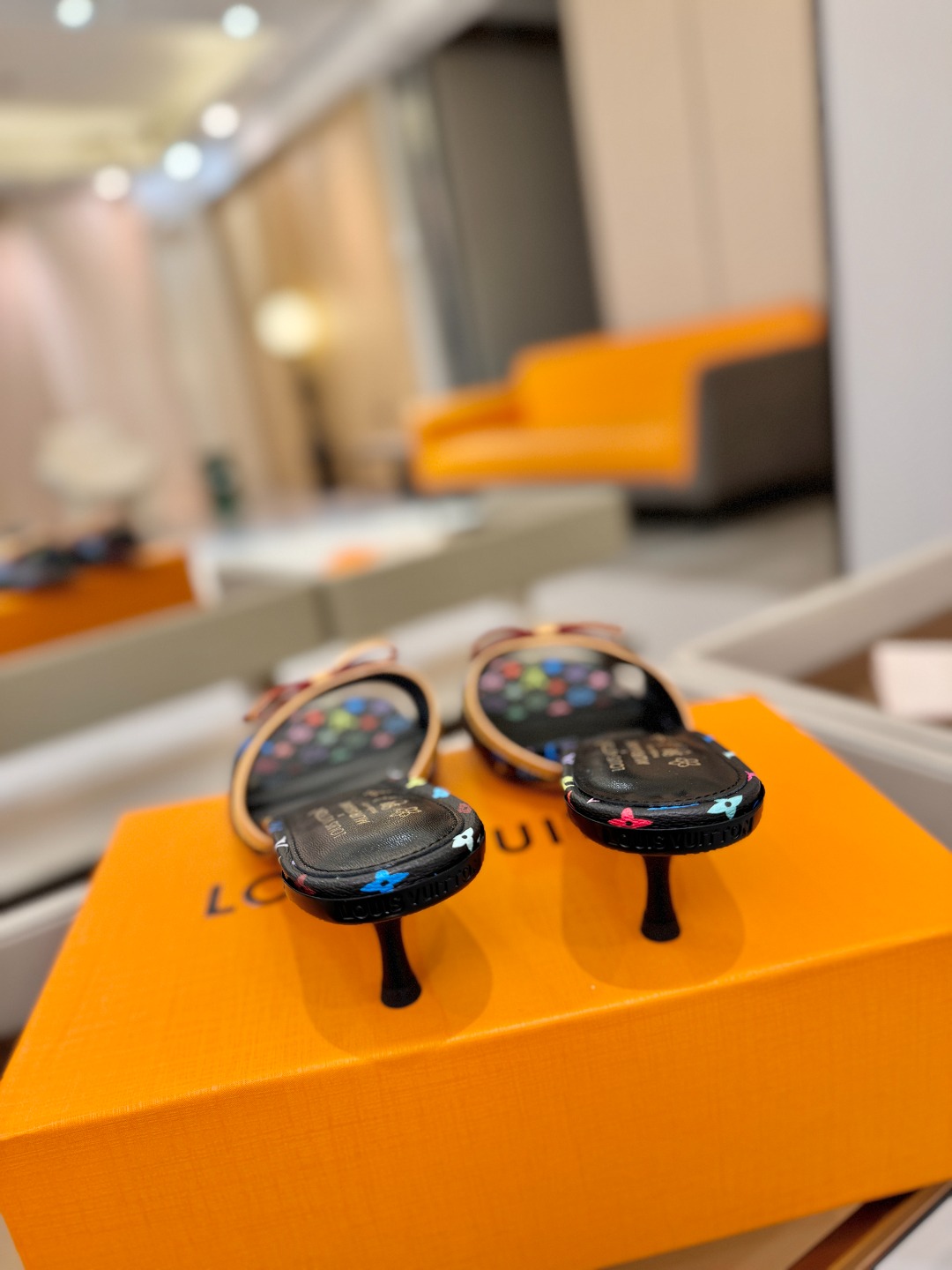 【代购级】、Louis Vuitton 官网春夏系列！完美楦型、中跟拖鞋🆕、官网同步更新Lv五金 “lo