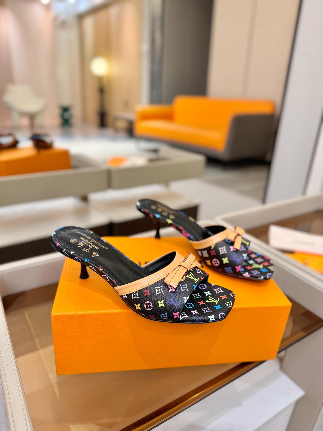 【代购级】、Louis Vuitton 官网春夏系列！完美楦型、中跟拖鞋🆕、官网同步更新Lv五金 “lo