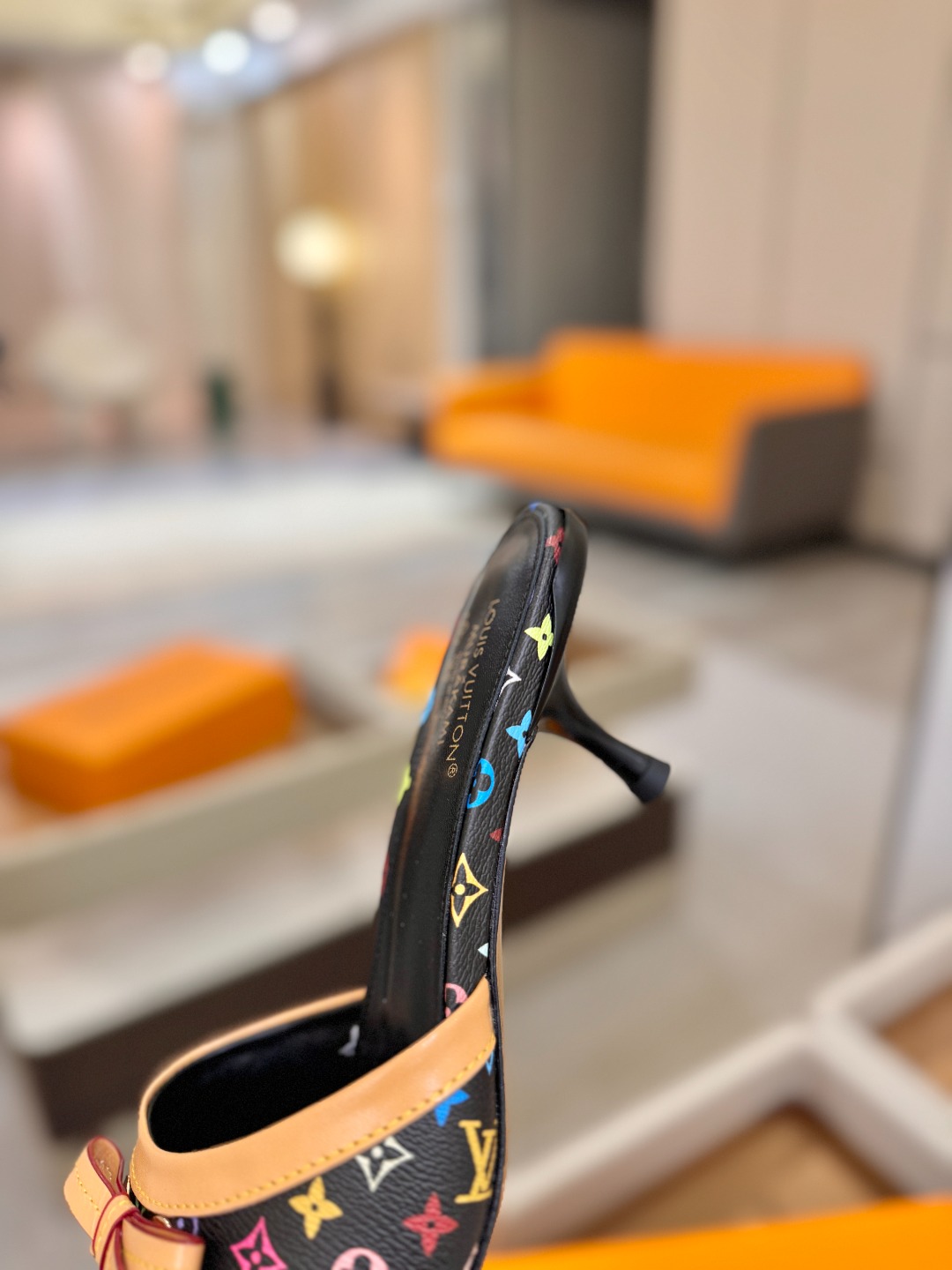 【代购级】、Louis Vuitton 官网春夏系列！完美楦型、中跟拖鞋🆕、官网同步更新Lv五金 “lo