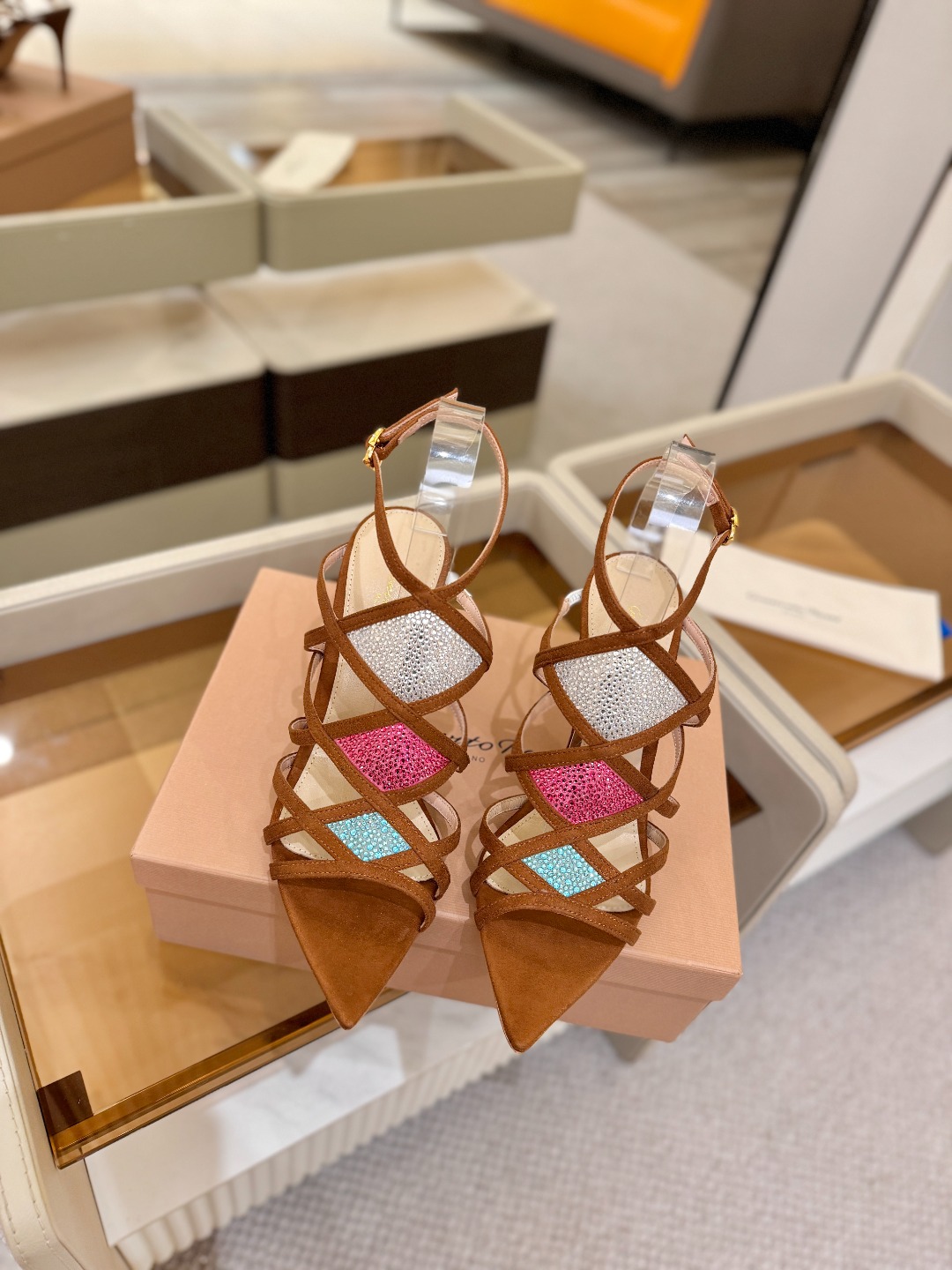 Gianvito rossi 👠 顶级版本 代购品质👡这双施华洛奇水钻搭配网高跟尖头后空凉鞋，水钻闪耀着