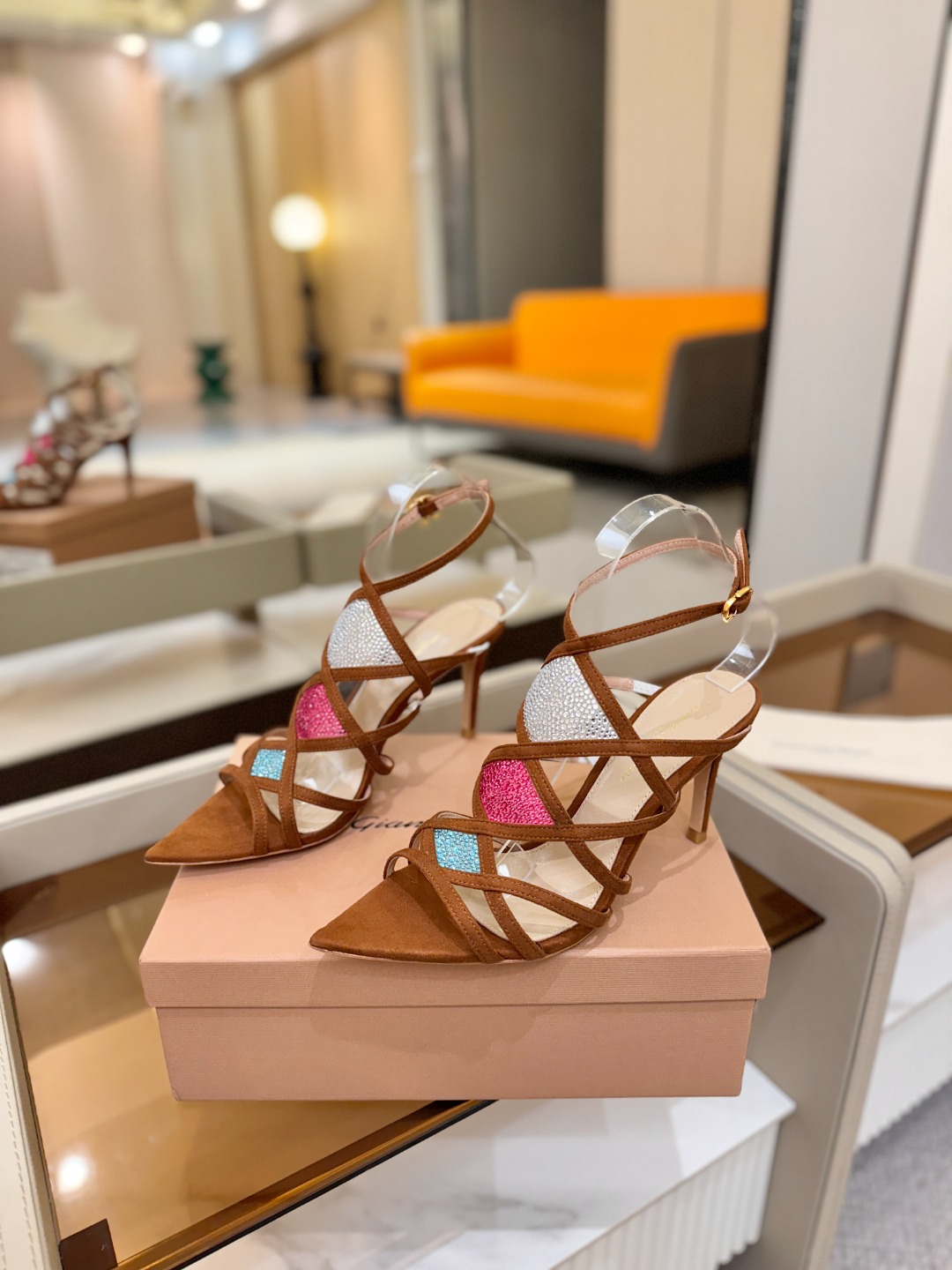 Gianvito rossi 👠 顶级版本 代购品质👡这双施华洛奇水钻搭配网高跟尖头后空凉鞋，水钻闪耀着